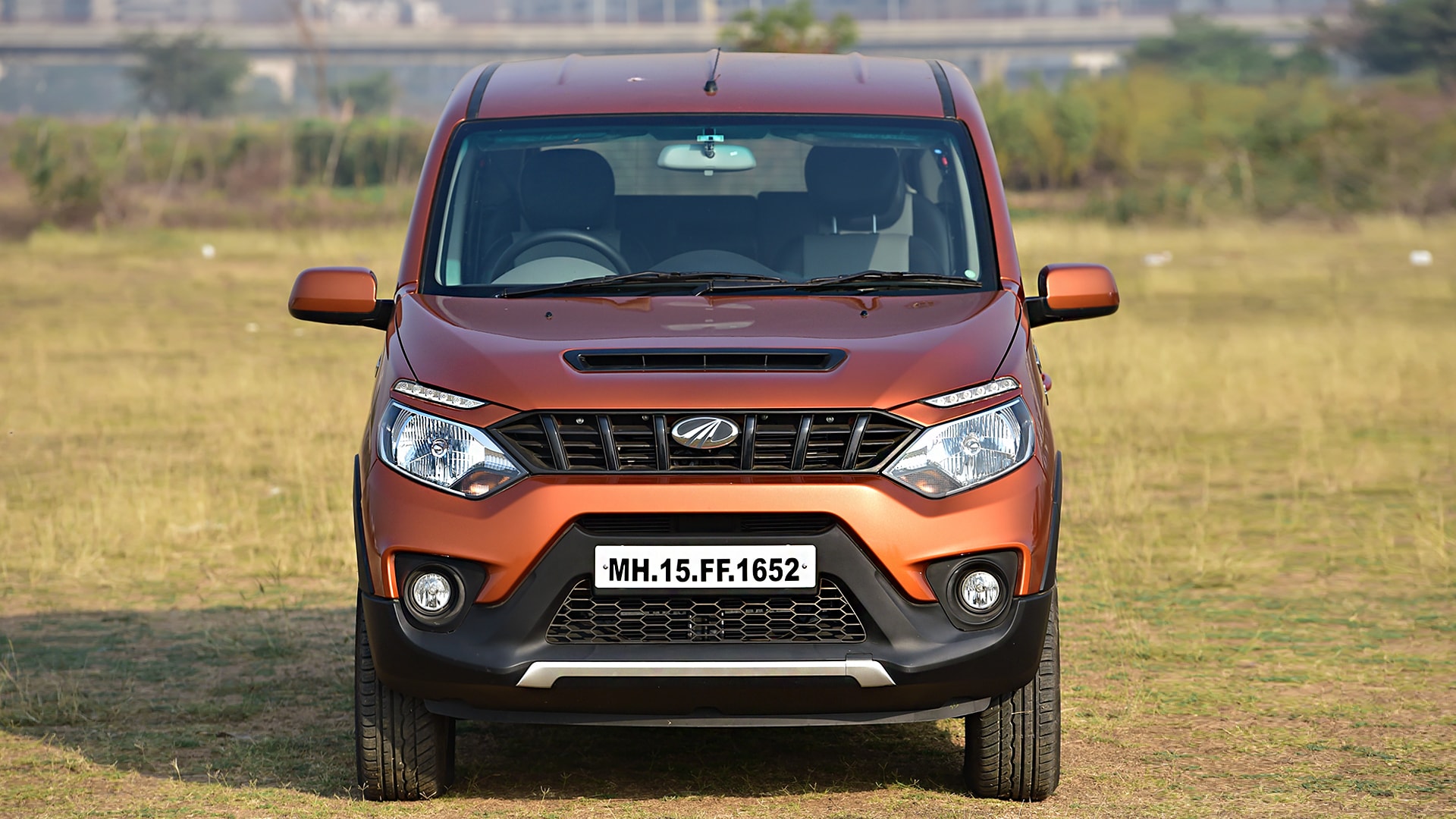Mahindra Nuvosport 2016 N8 Compare