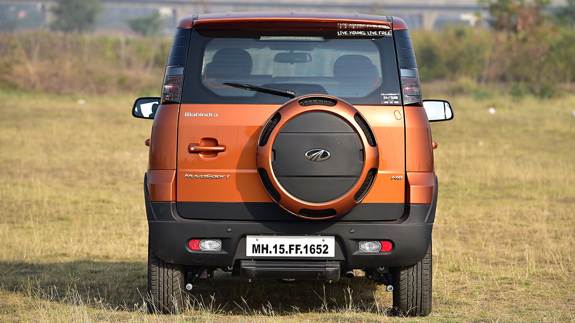 Mahindra Nuvosport 2016 N8 Compare