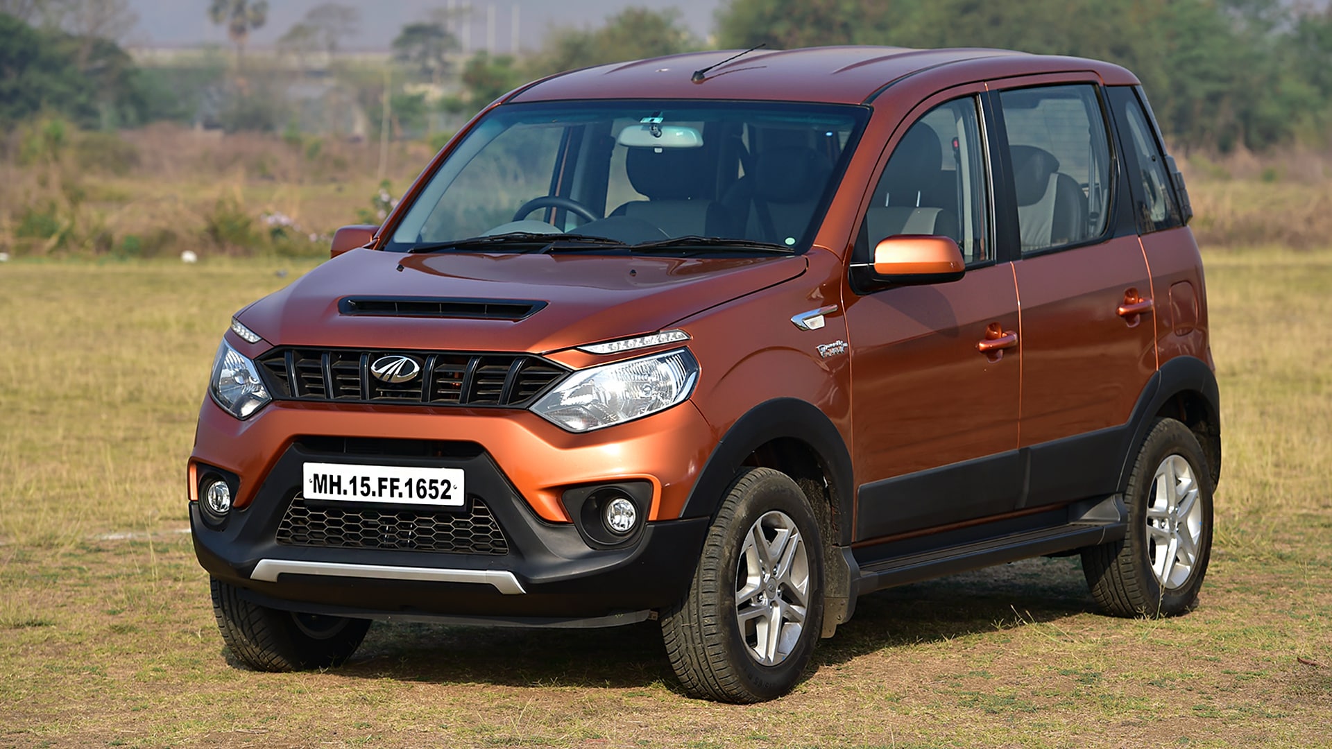 Mahindra Nuvosport 2016 N8 Compare