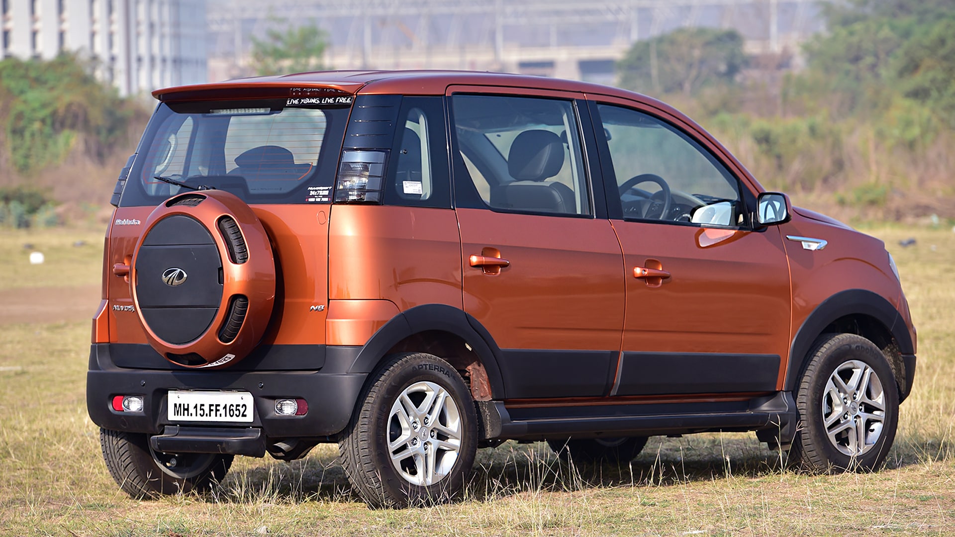 Mahindra Nuvosport 2016 N8 Compare