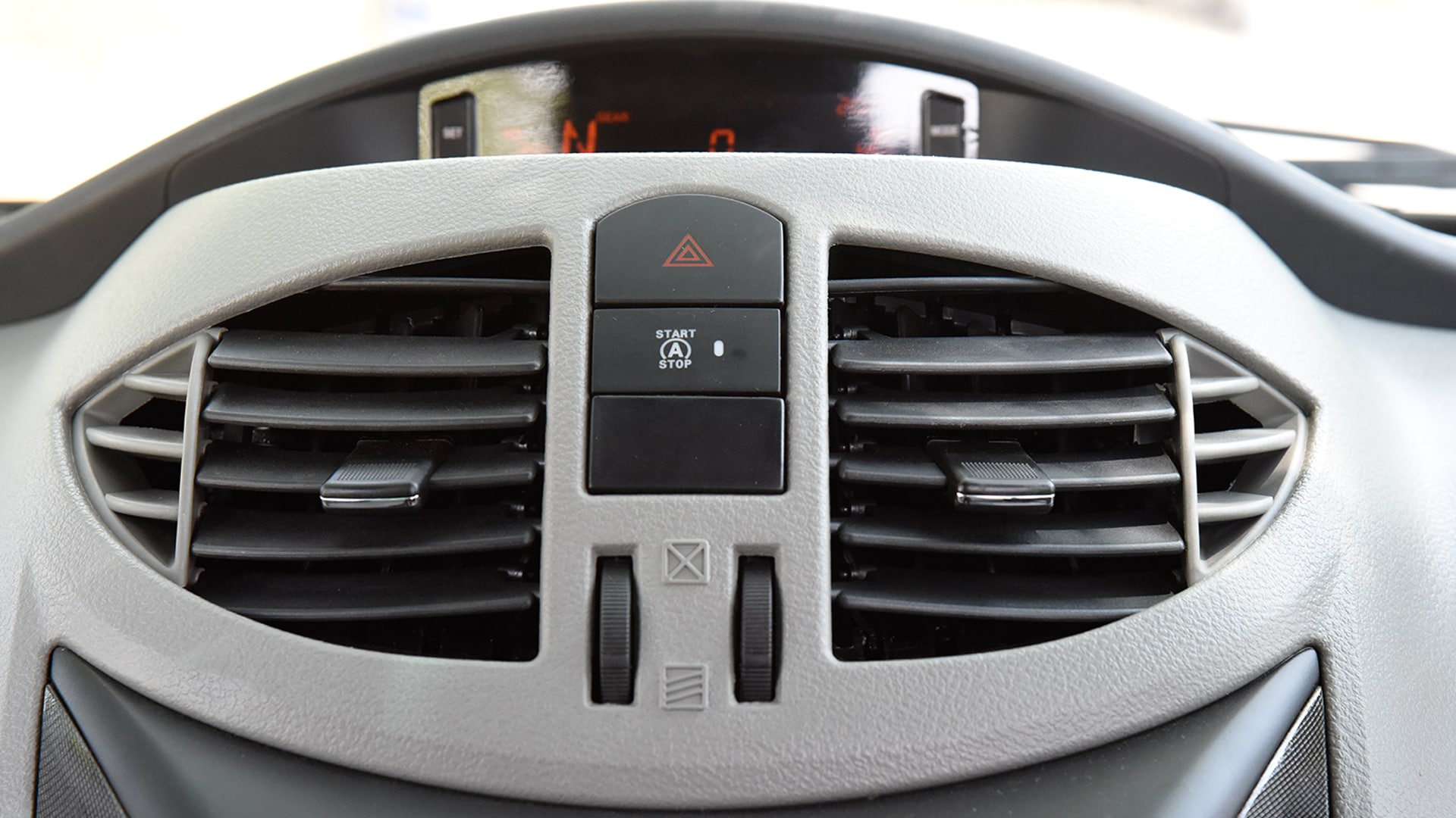 Mahindra Nuvosport 2016 N8 Interior