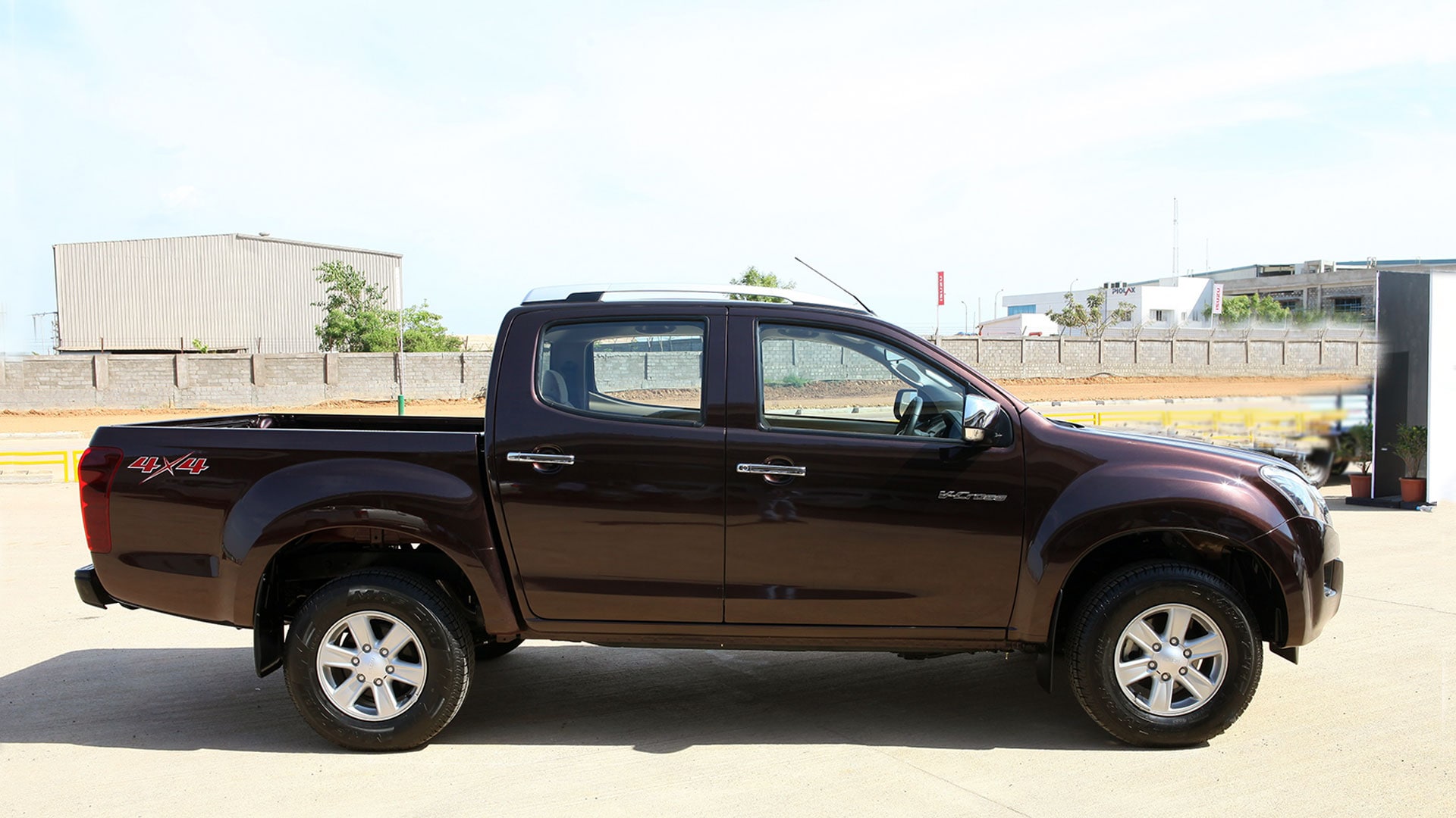 Isuzu Dmax 2016 V Cross Exterior