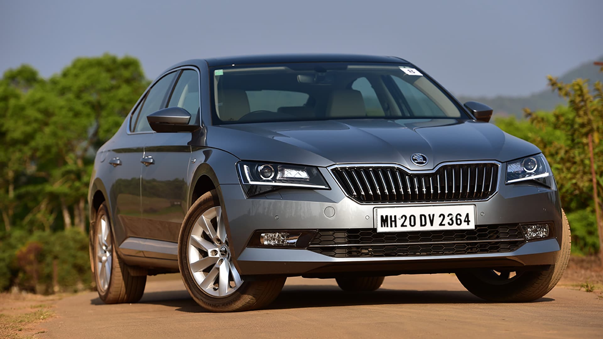 Skoda Superb 2016 2.0 TDI (AT) Style Interior Compare