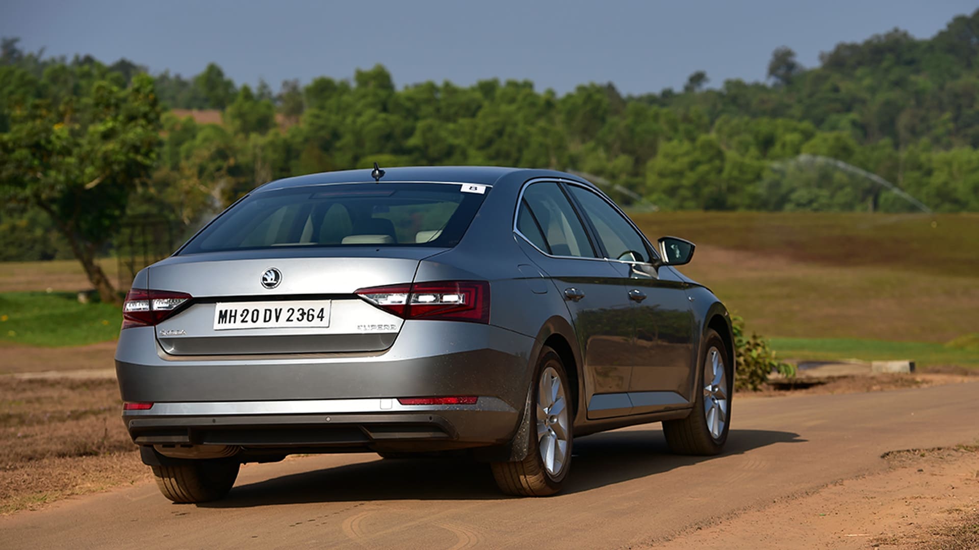 Skoda Superb 2016 2.0 TDI (AT) Style Interior Compare