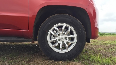 Mahindra TUV 300 2015 T4 Exterior