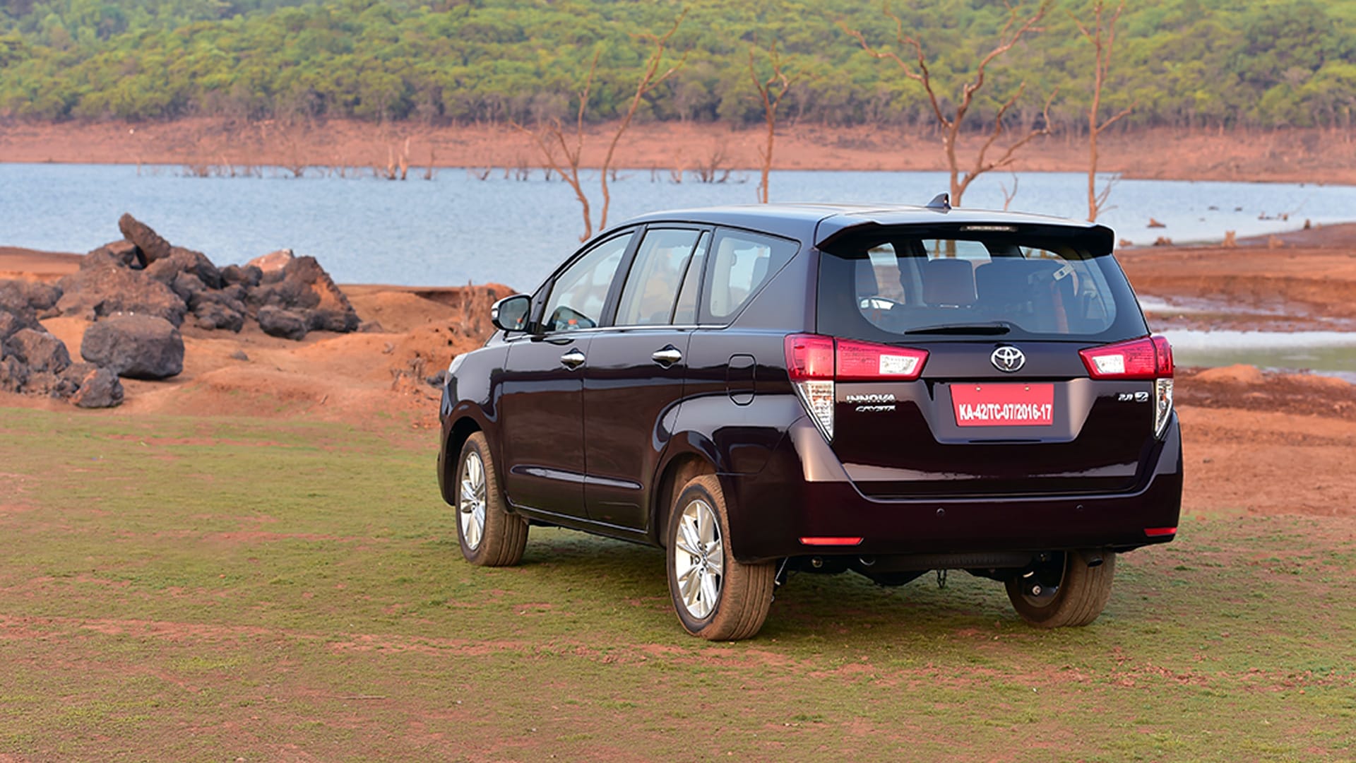 Toyota Innova Crysta 2016 STD Compare