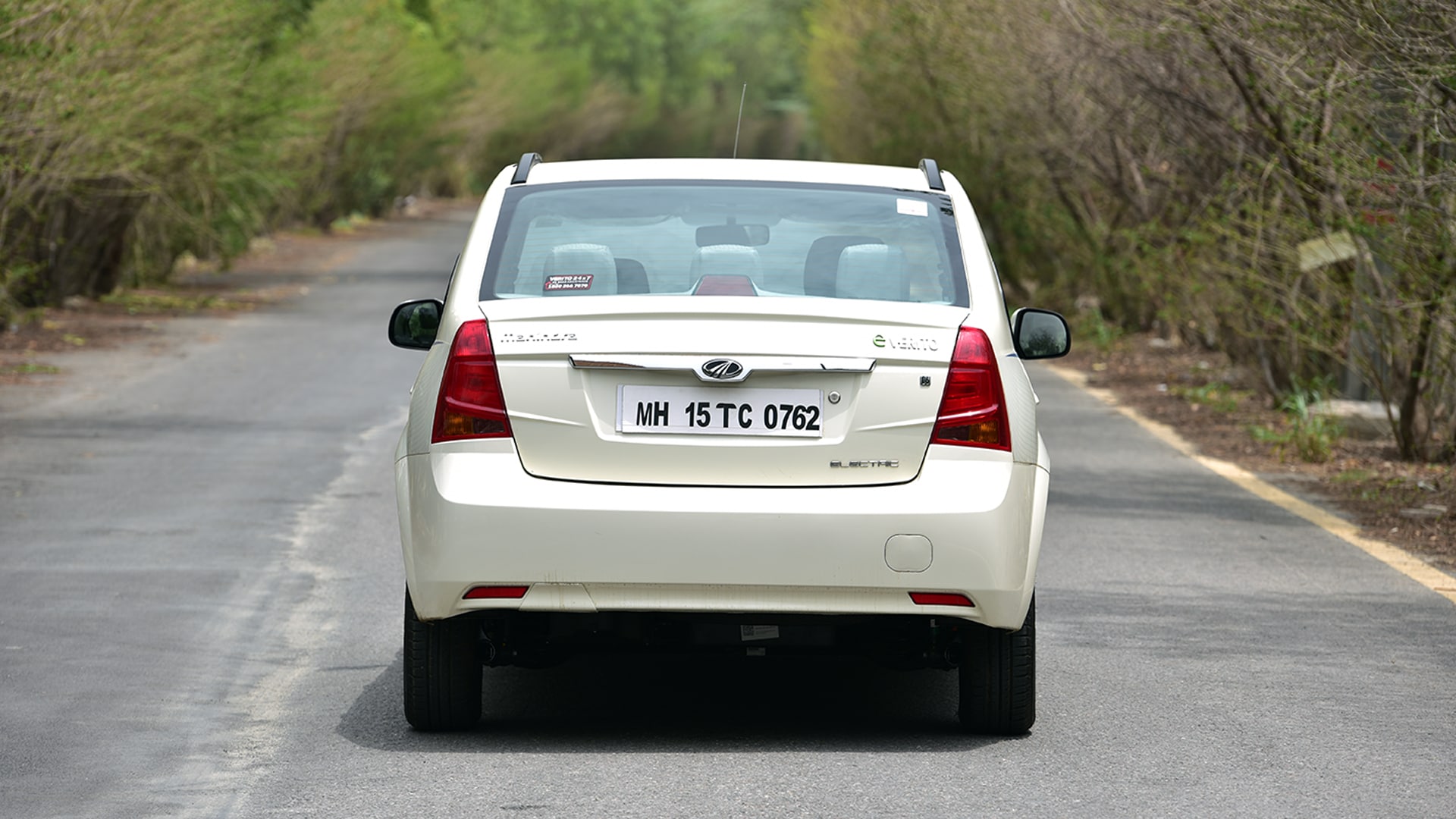 Mahindra e Verito 2016 D2 Compare Car Photos - Overdrive