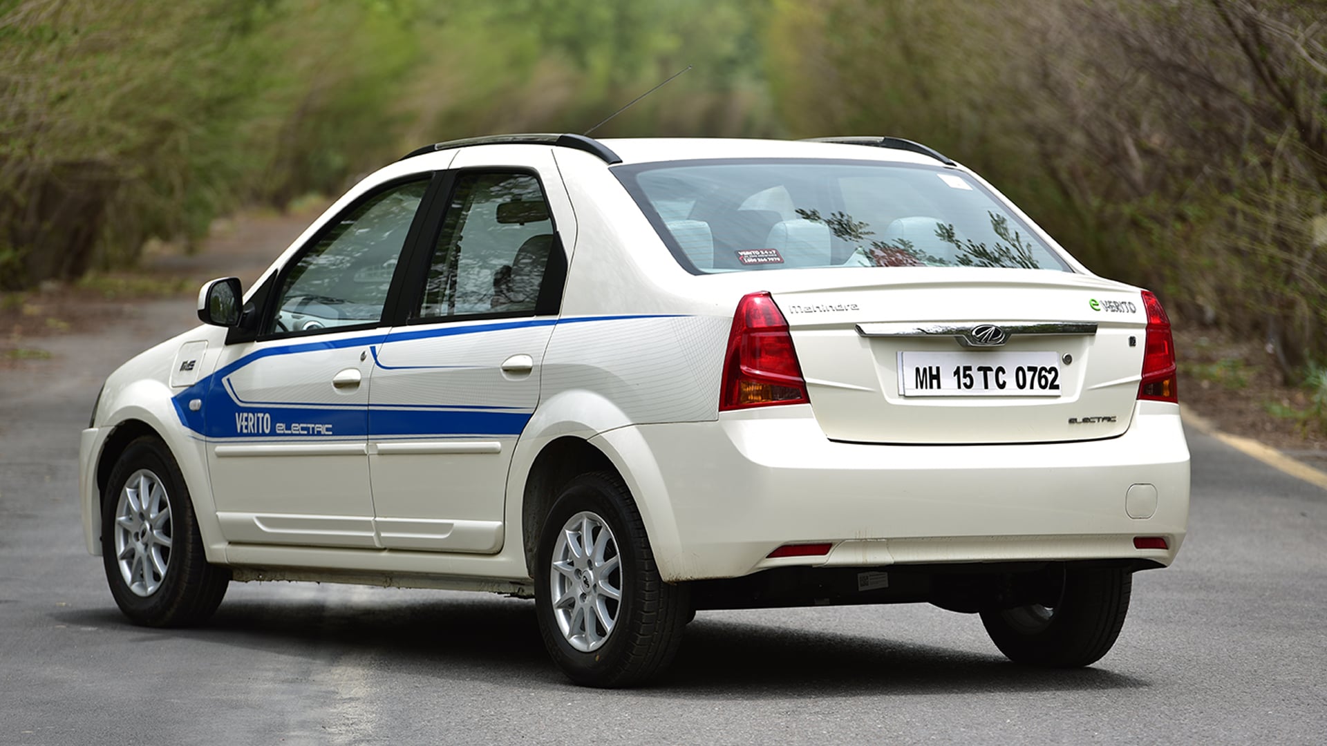 Mahindra e Verito 2016 D2 Compare Car Photos - Overdrive