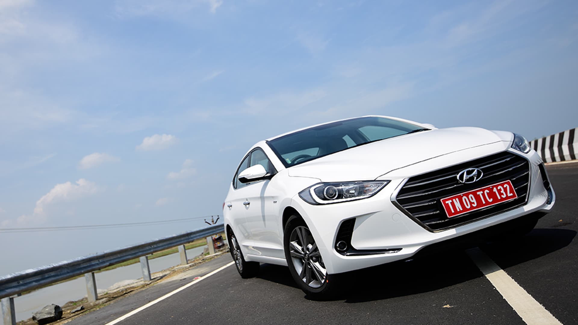 Hyundai Elantra 2016 2.0 Petrol SX (O)AT Exterior