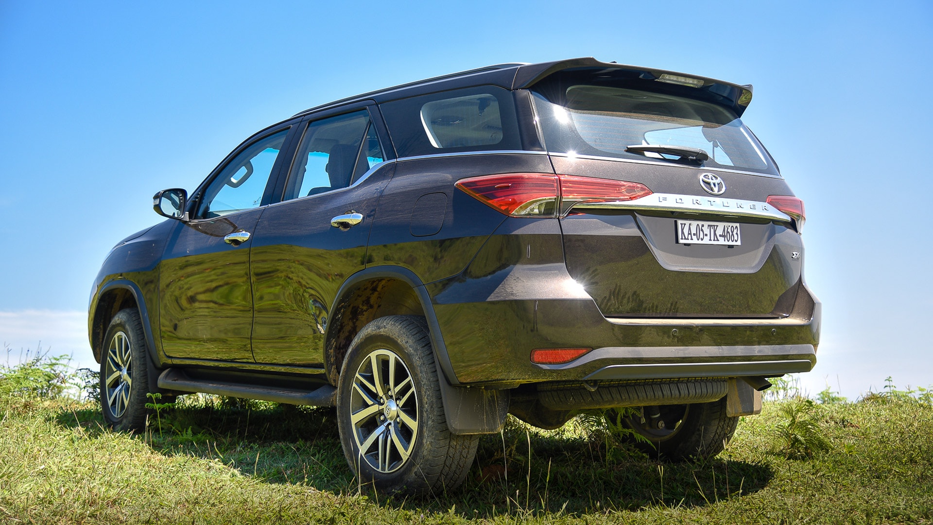 Toyota Fortuner 2016 4X4 MT Diesel Compare