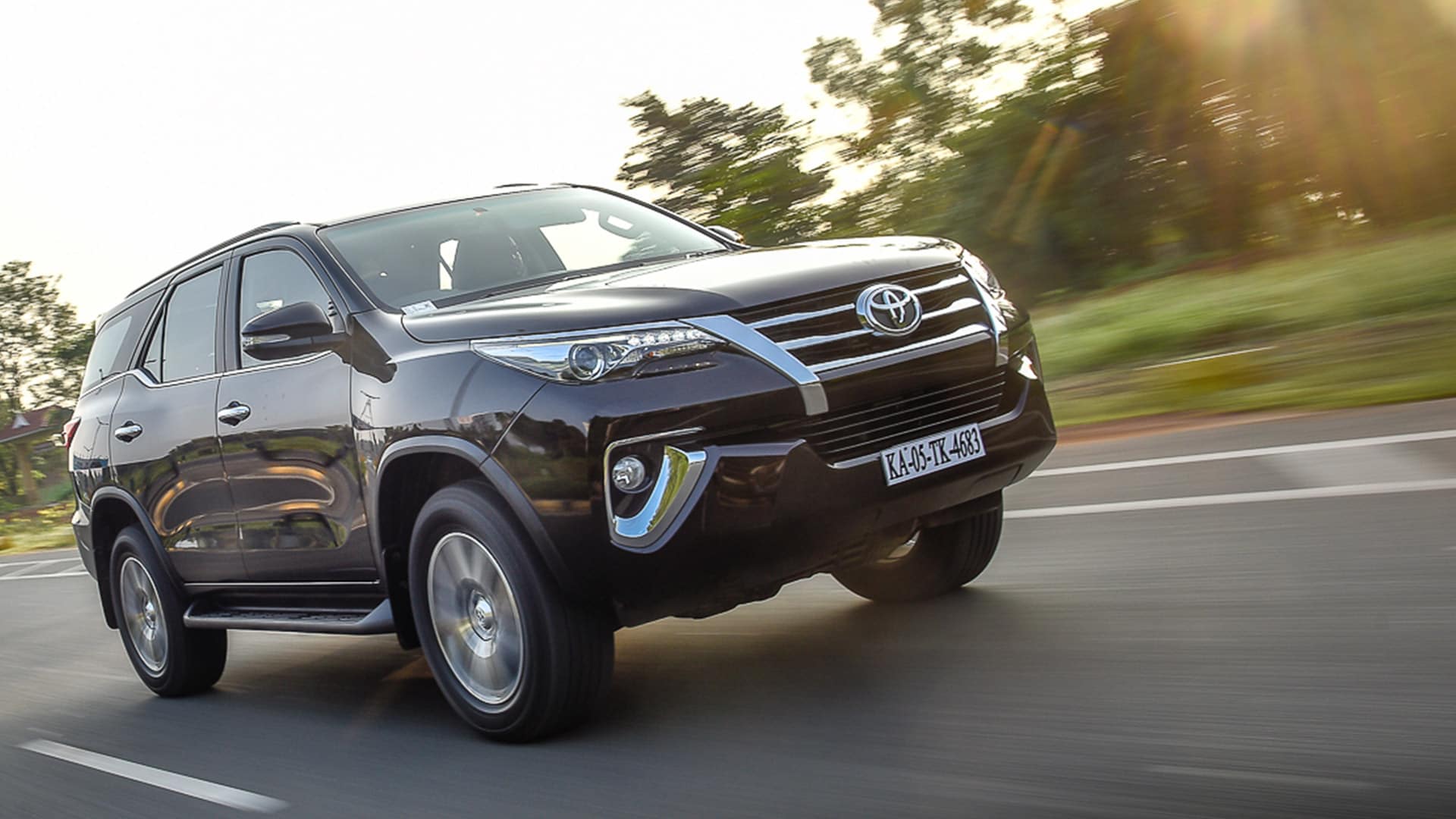Toyota Fortuner 2016 4X4 MT Diesel Exterior