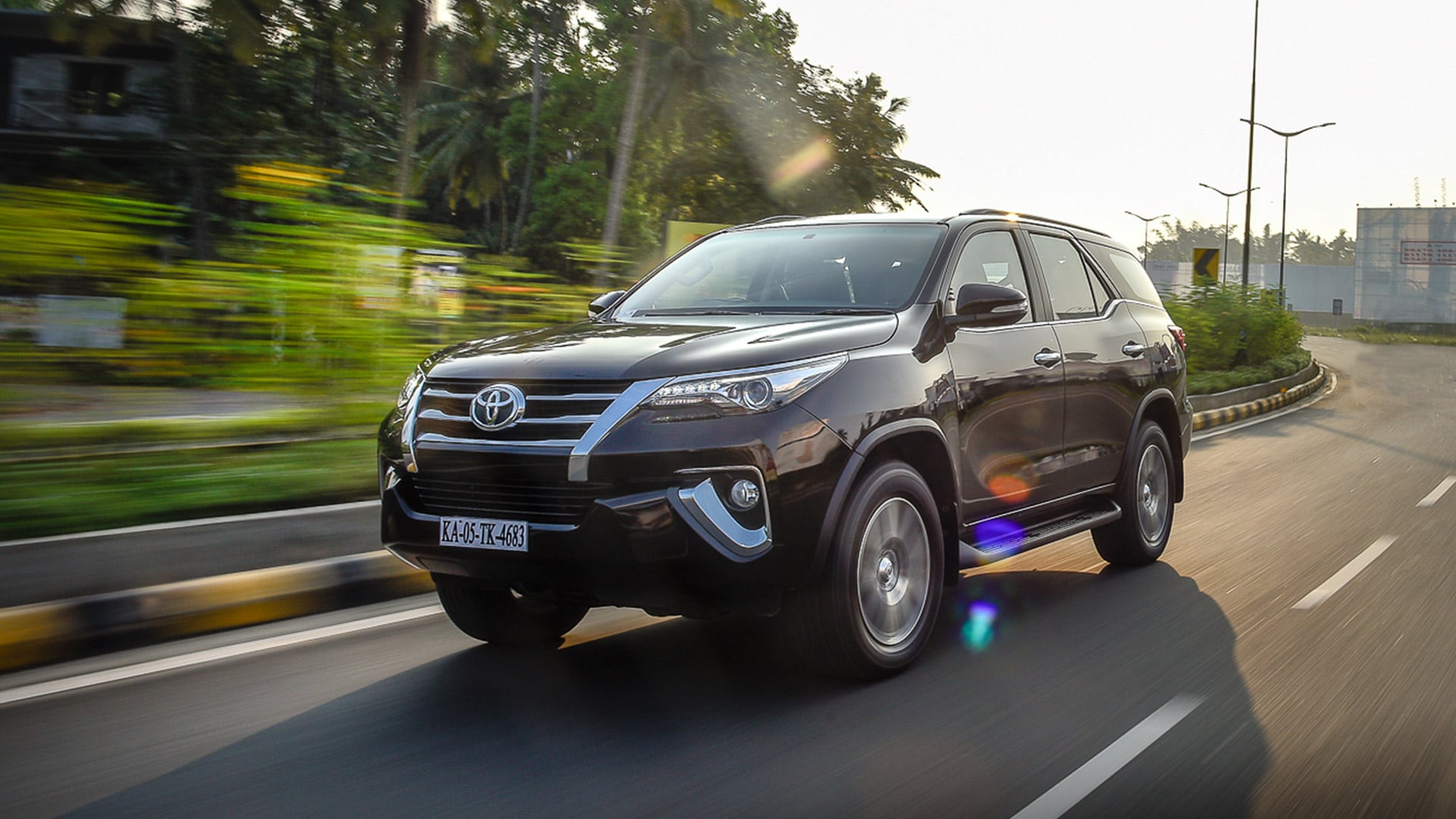 Toyota Fortuner 2016 4X4 MT Diesel Exterior