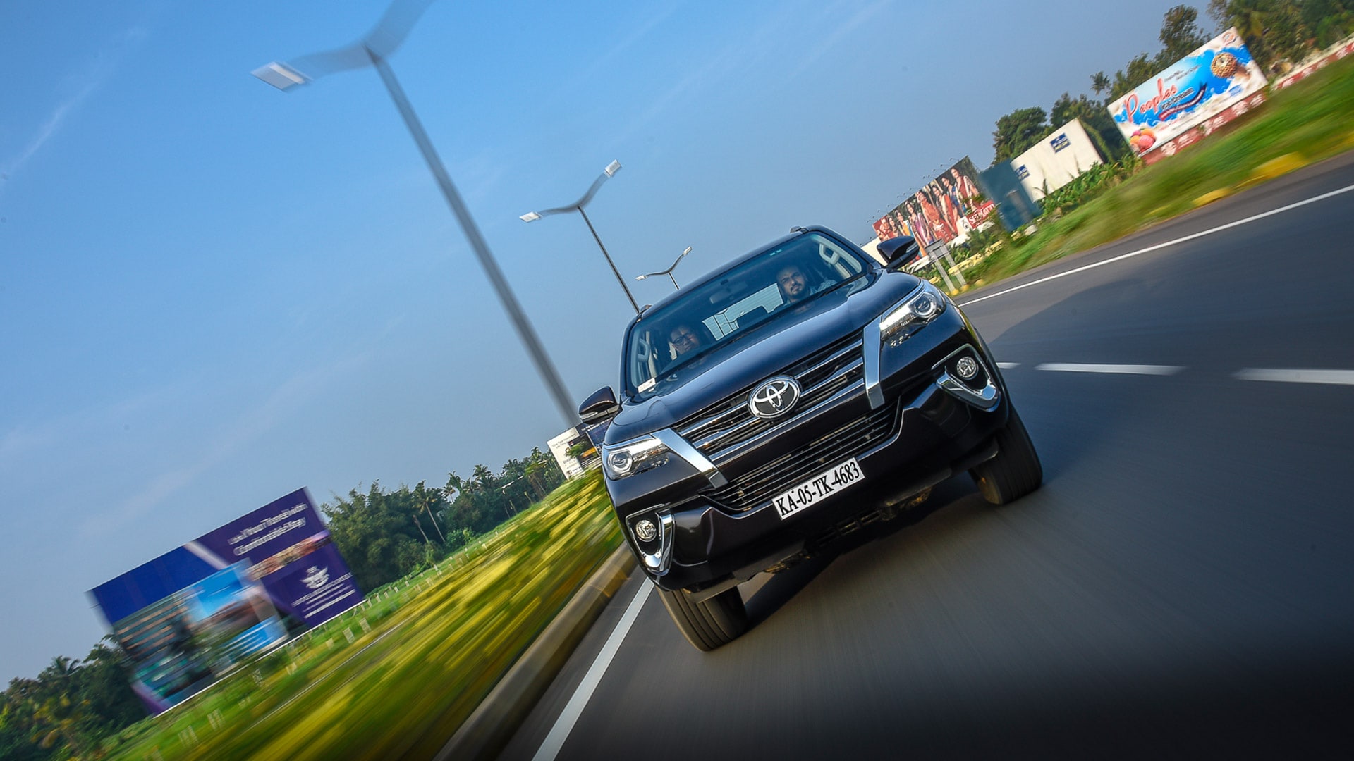 Toyota Fortuner 2016 4X4 MT Diesel Exterior