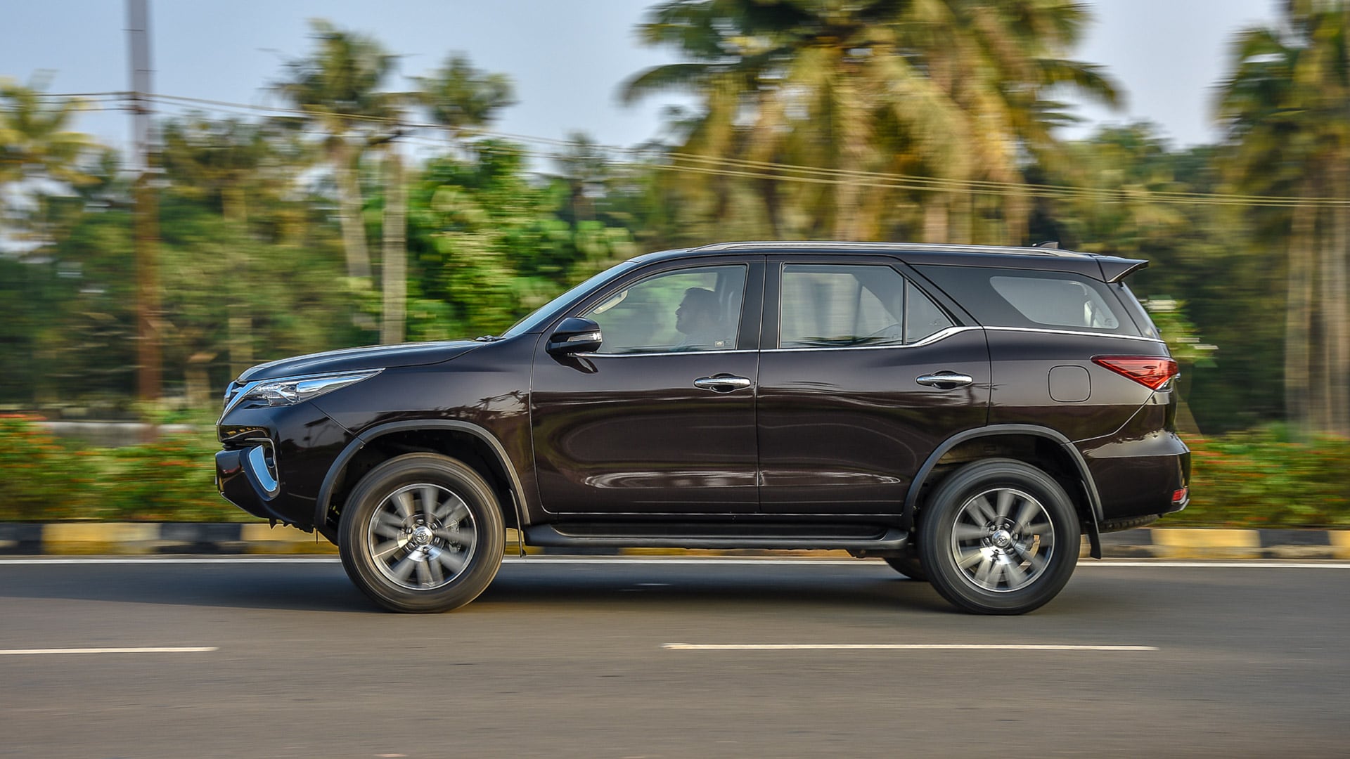 Toyota Fortuner 2016 4X4 MT Diesel Exterior