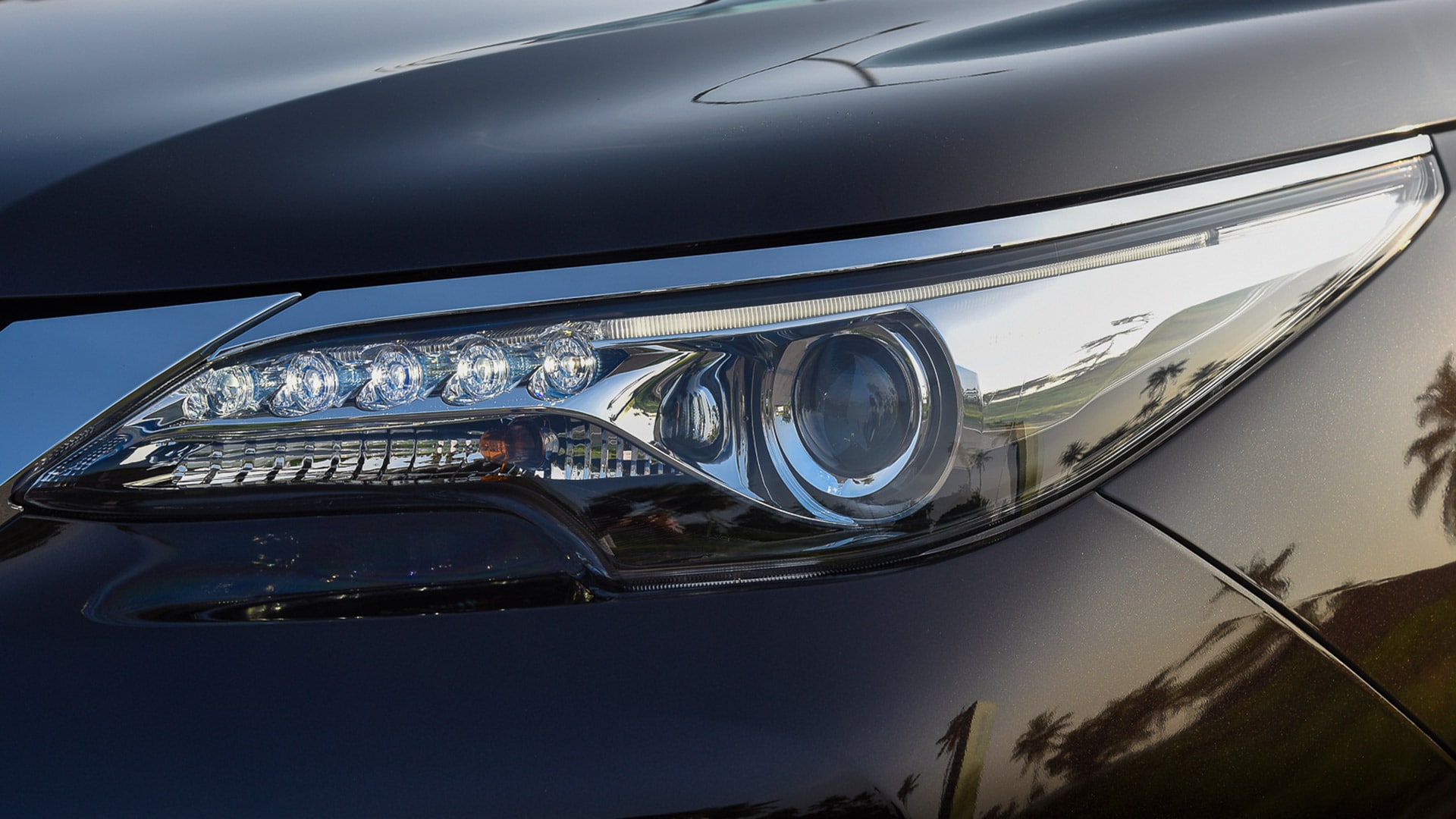 Toyota Fortuner 2016 4X4 MT Diesel Exterior