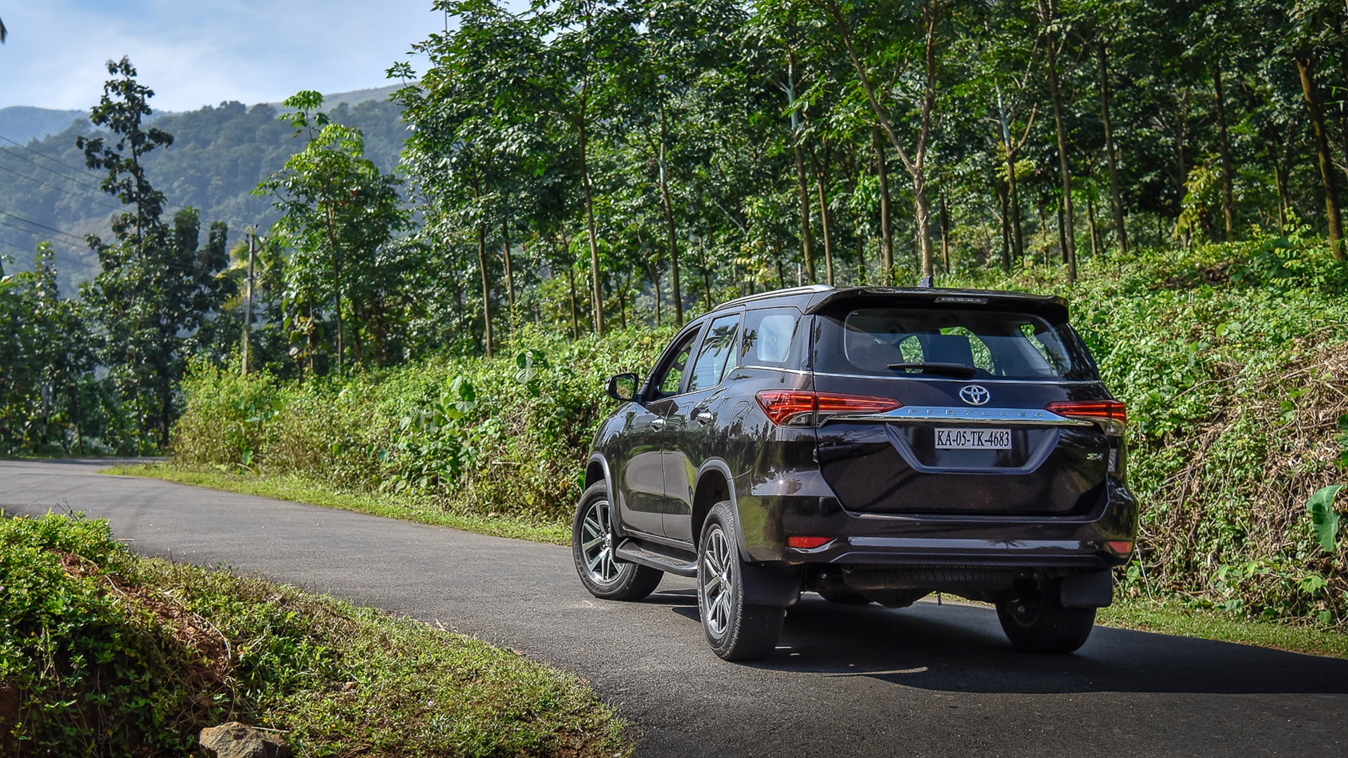 Toyota Fortuner 2016 4X4 MT Diesel Exterior