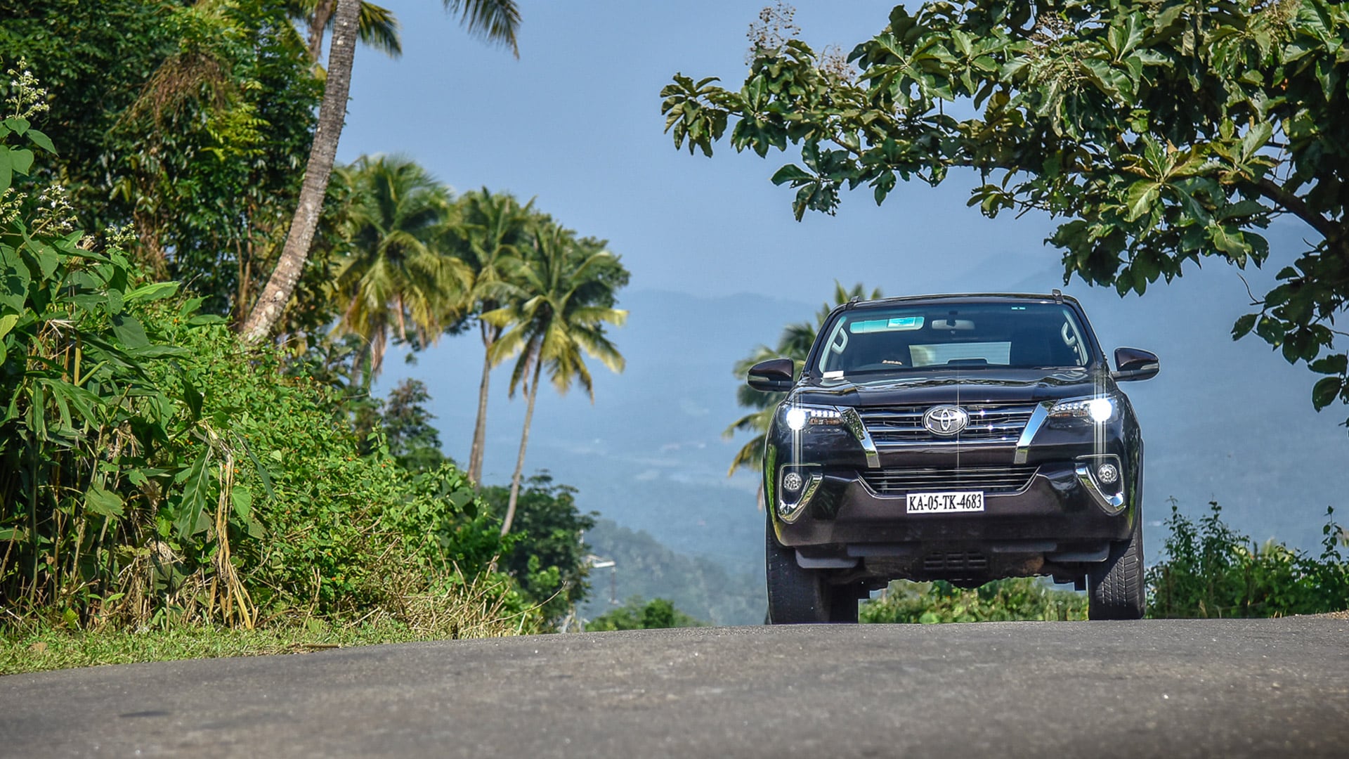 Toyota Fortuner 2016 4X4 MT Diesel Exterior