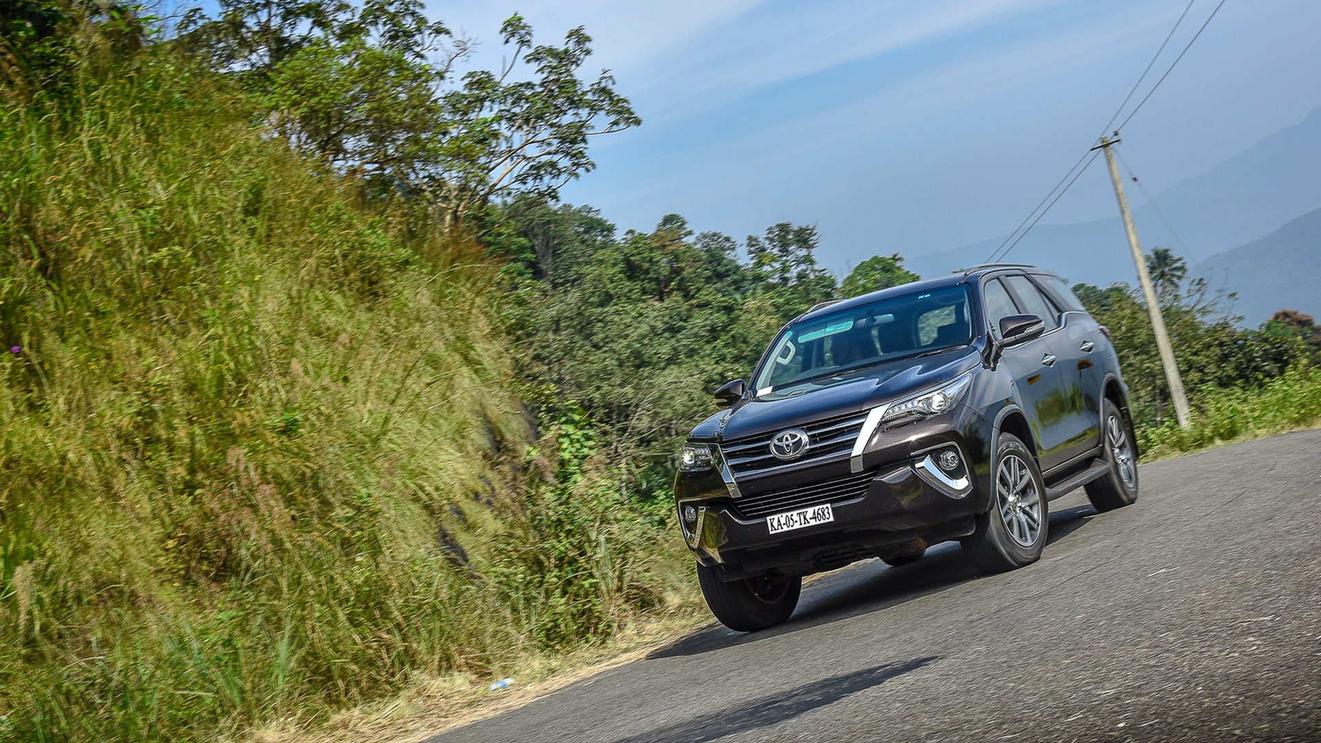 Toyota Fortuner 2016 4X4 MT Diesel Exterior