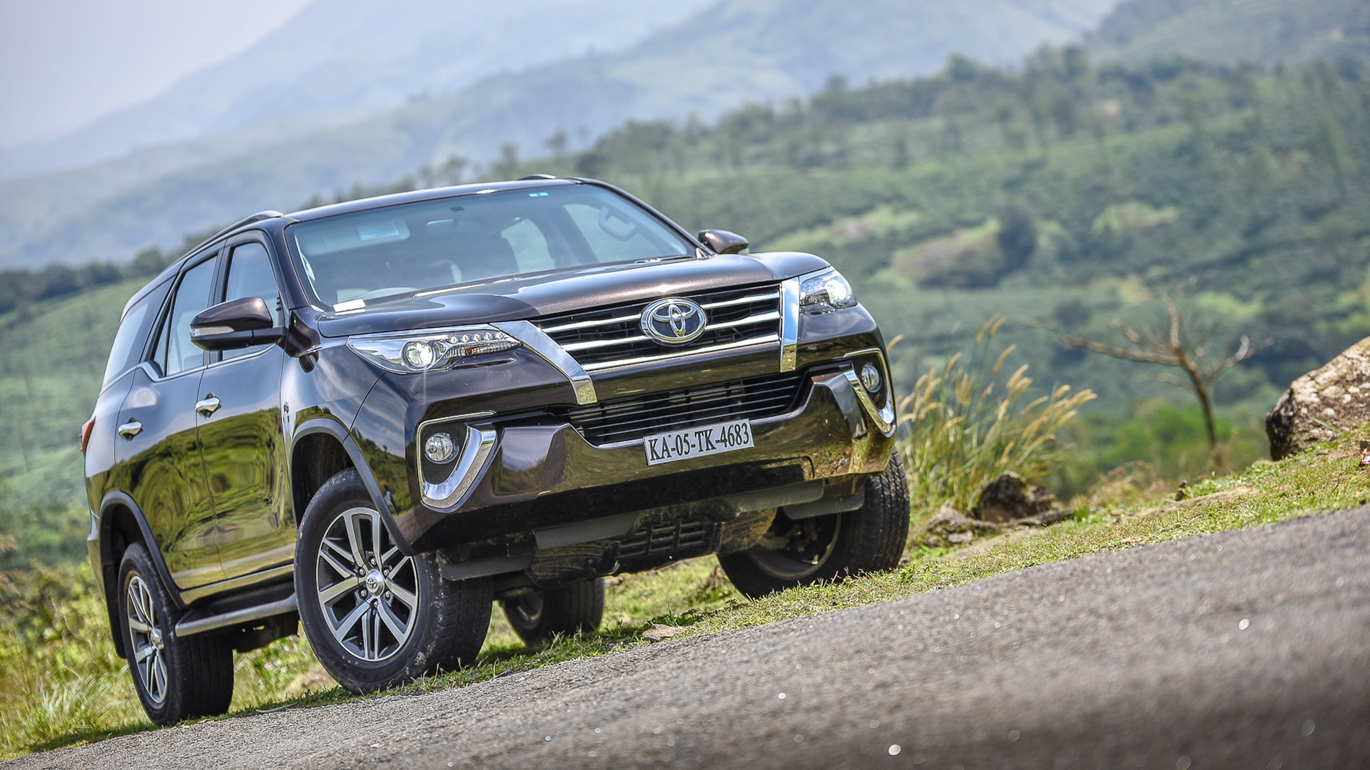 Toyota Fortuner 2016 4X4 MT Diesel Exterior