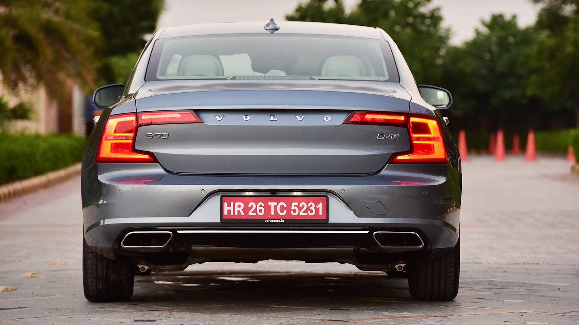 Volvo S90 2016 D4 Inscription Compare