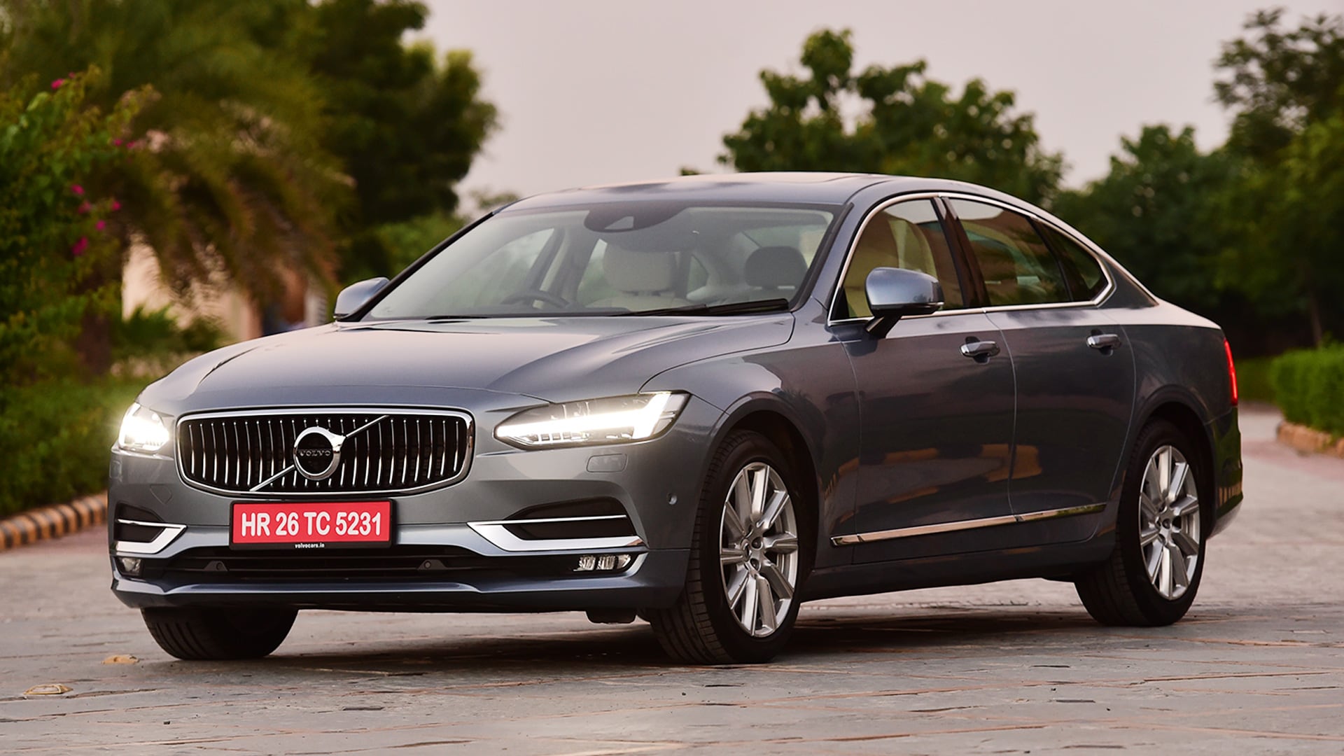 Volvo S90 2016 D4 Inscription Compare