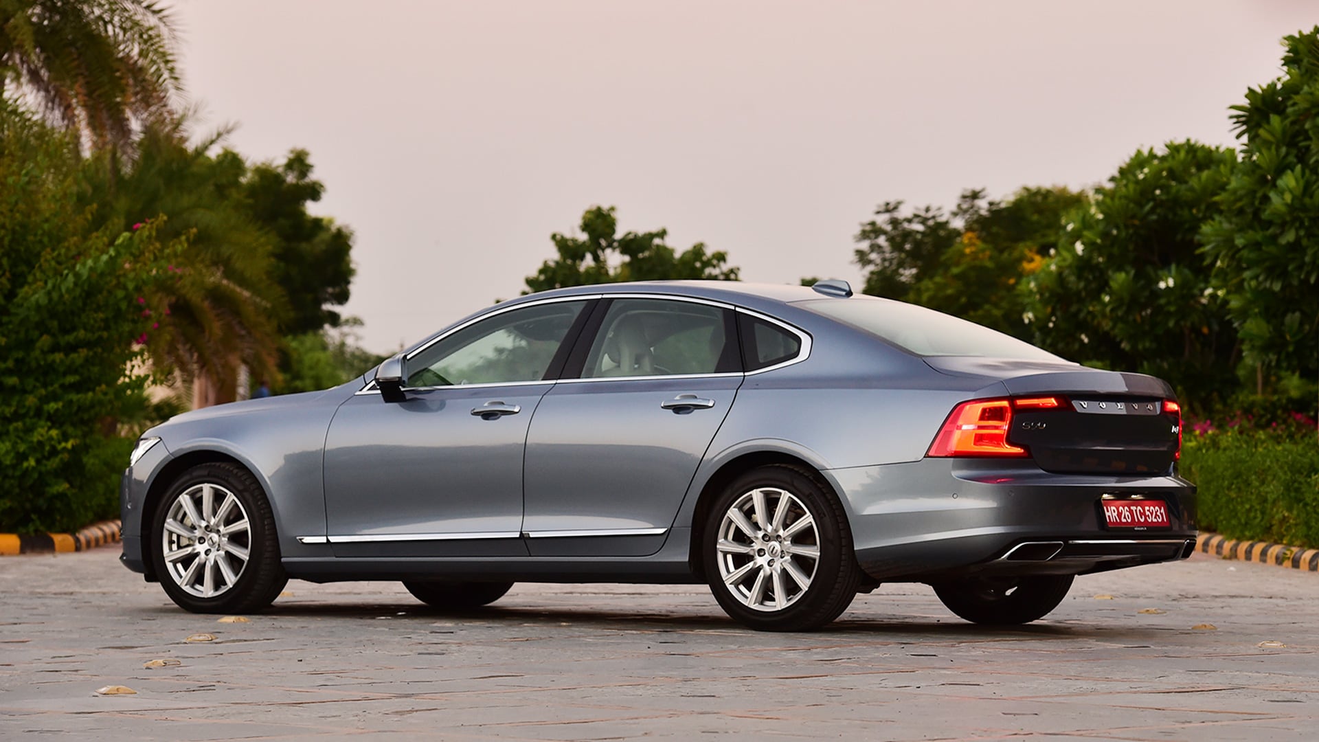Volvo S90 2016 D4 Inscription Compare