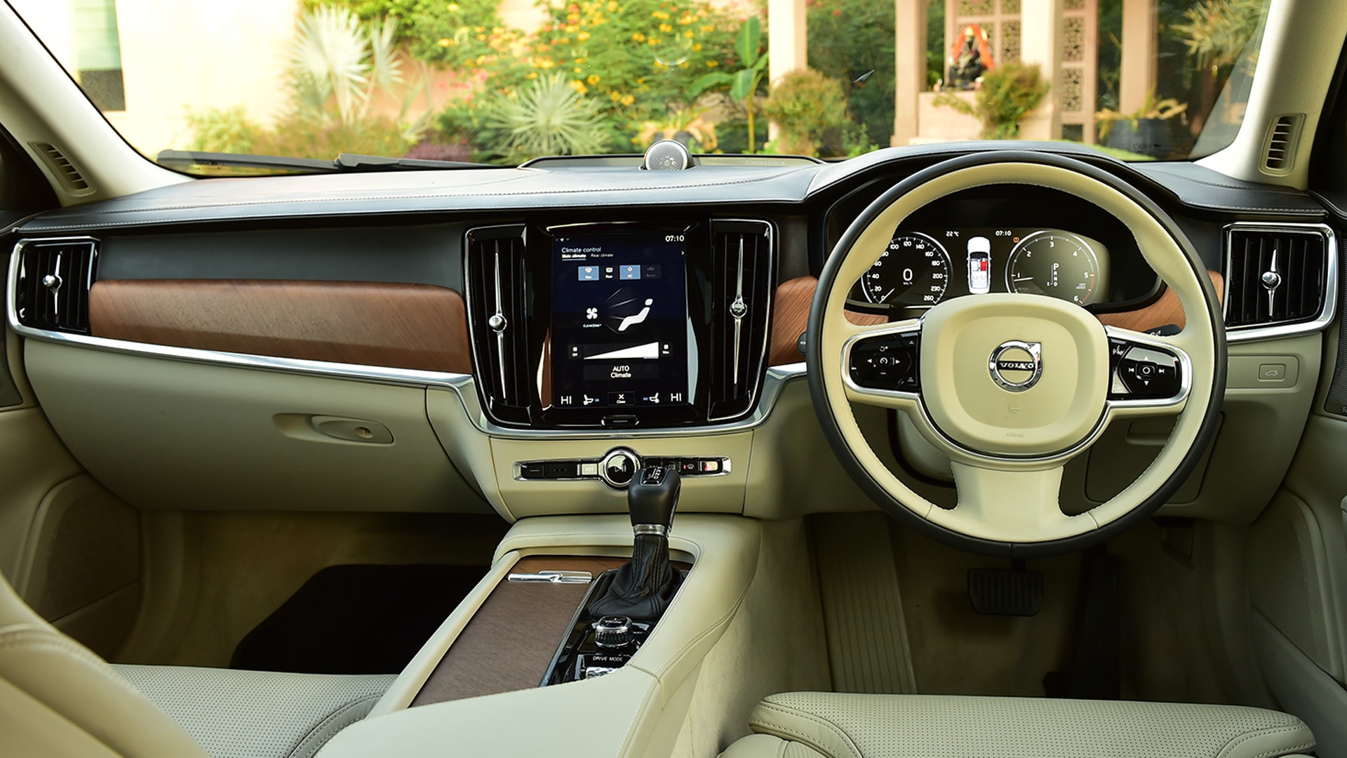 Volvo S90 2016 D4 Inscription Compare