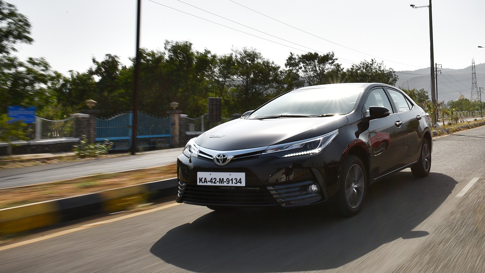 Toyota Corolla Altis 2017 VL (CVT) Exterior