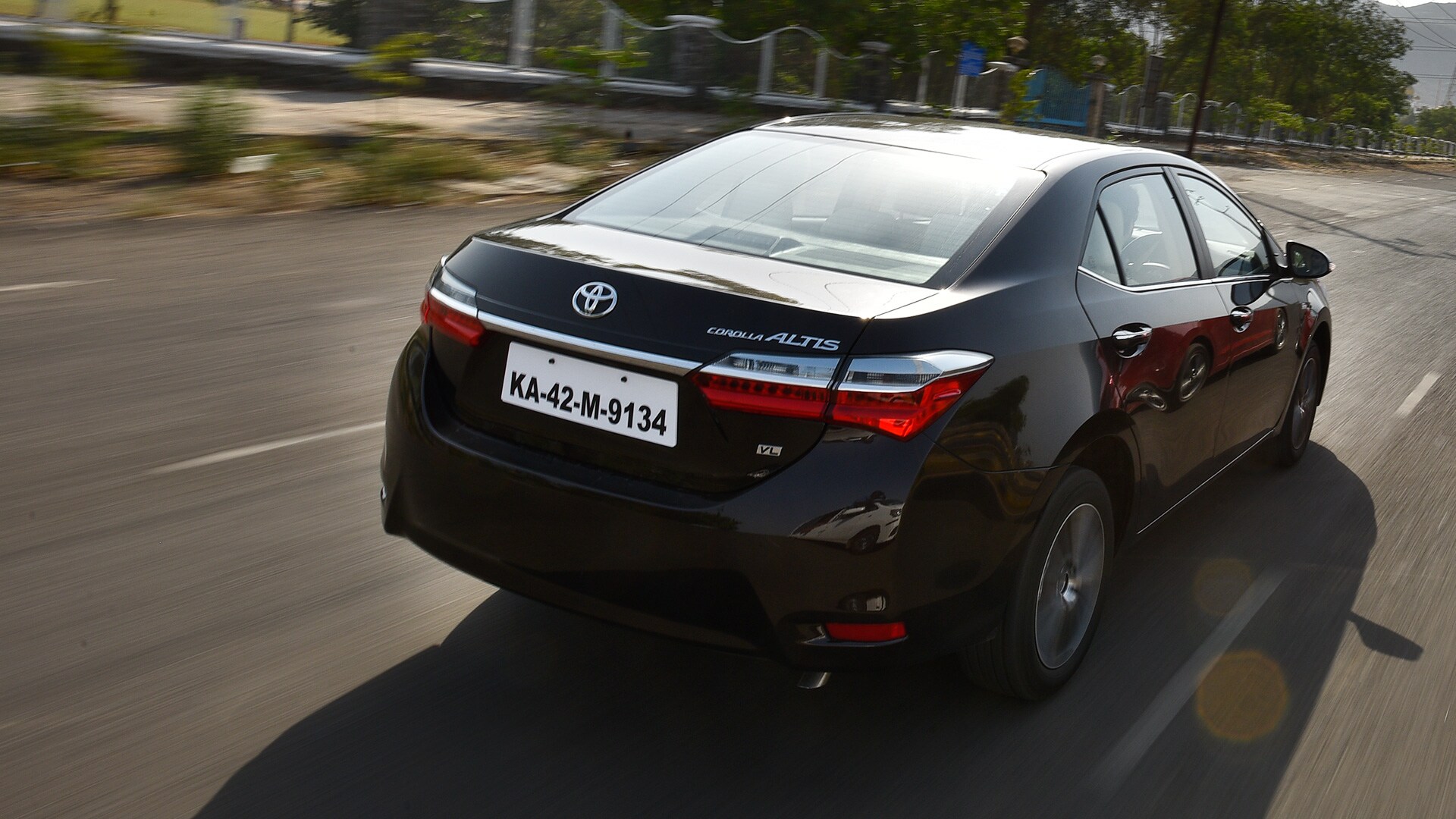 Toyota Corolla Altis 2017 VL (CVT) Exterior