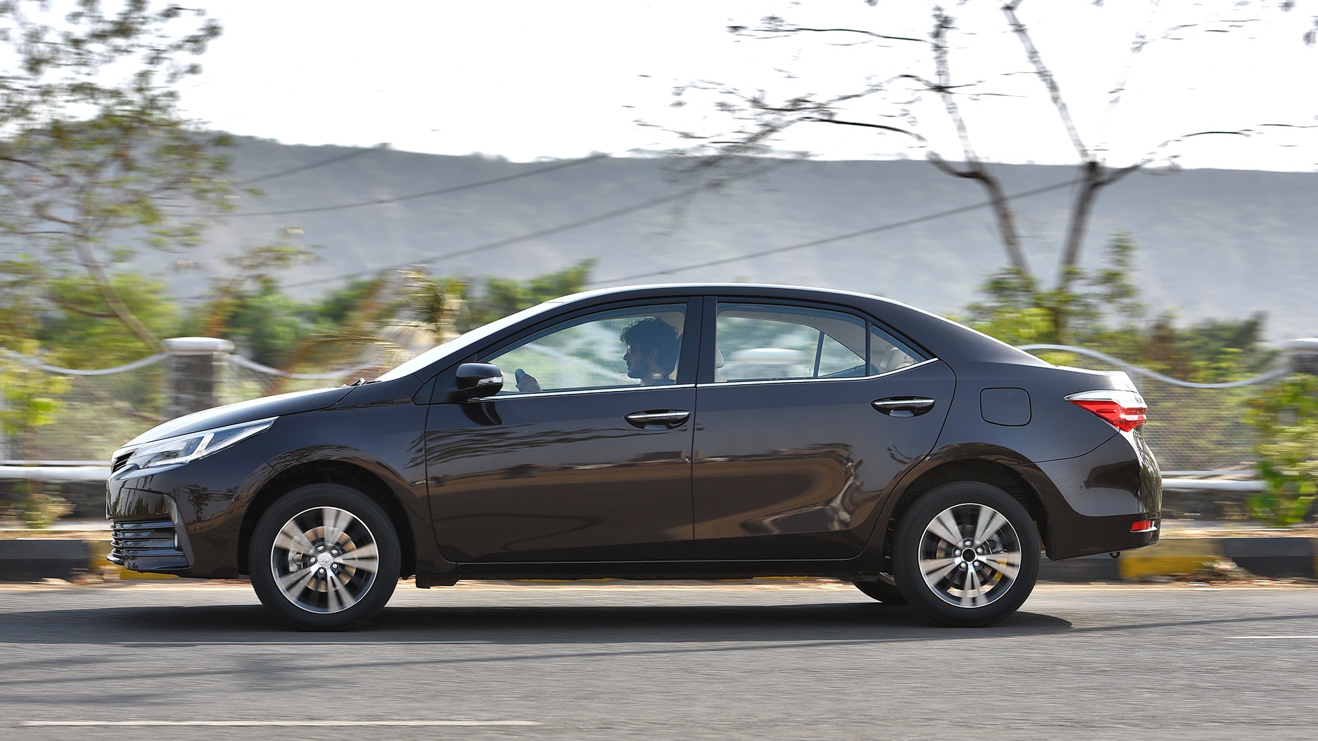 Toyota Corolla Altis 2017 VL (CVT) Exterior