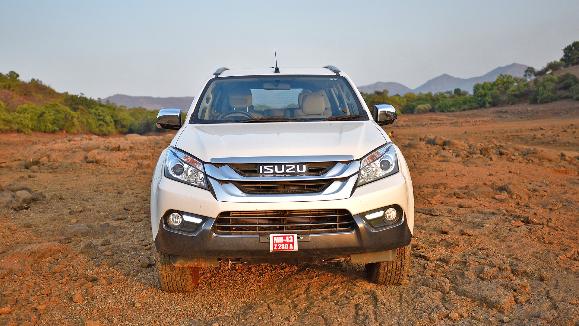 Isuzu MU-X 2017 4x4 Compare