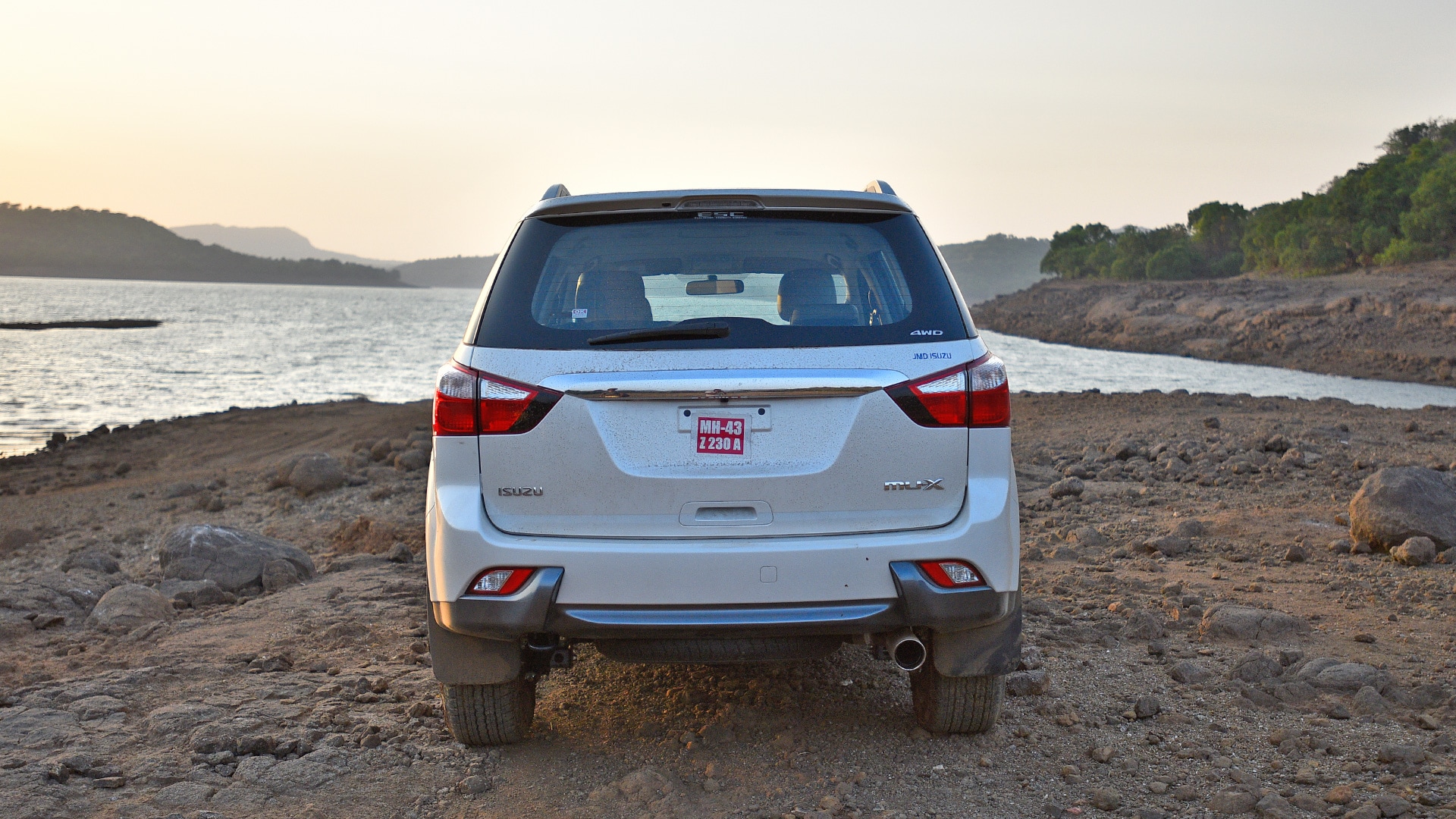 Isuzu MU-X 2017 4x4 Compare