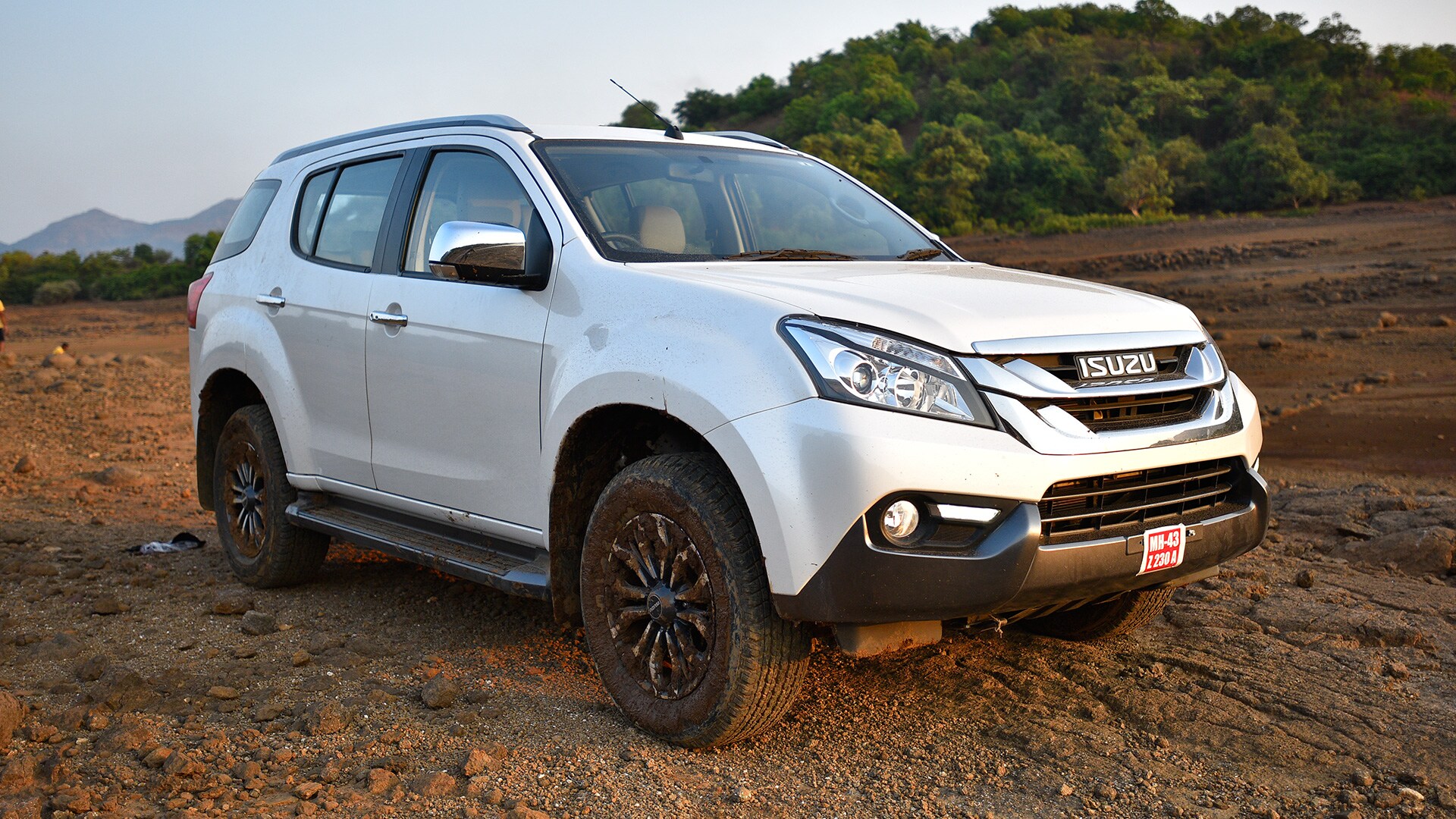 Isuzu MU-X 2017 4x4 Compare