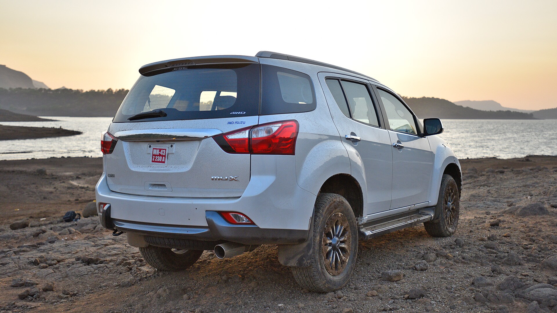 Isuzu MU-X 2017 4x4 Compare