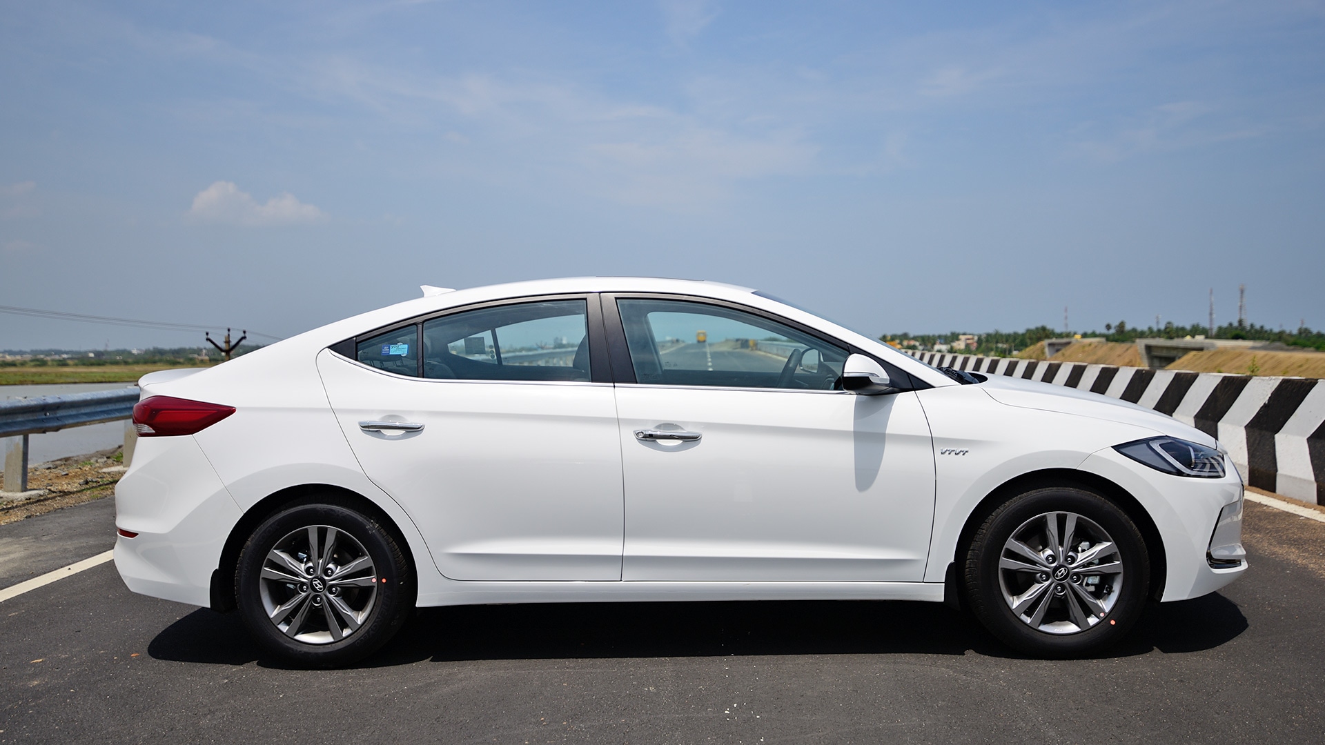 Hyundai Elantra 2016 2.0 Petrol SX (O)AT Exterior