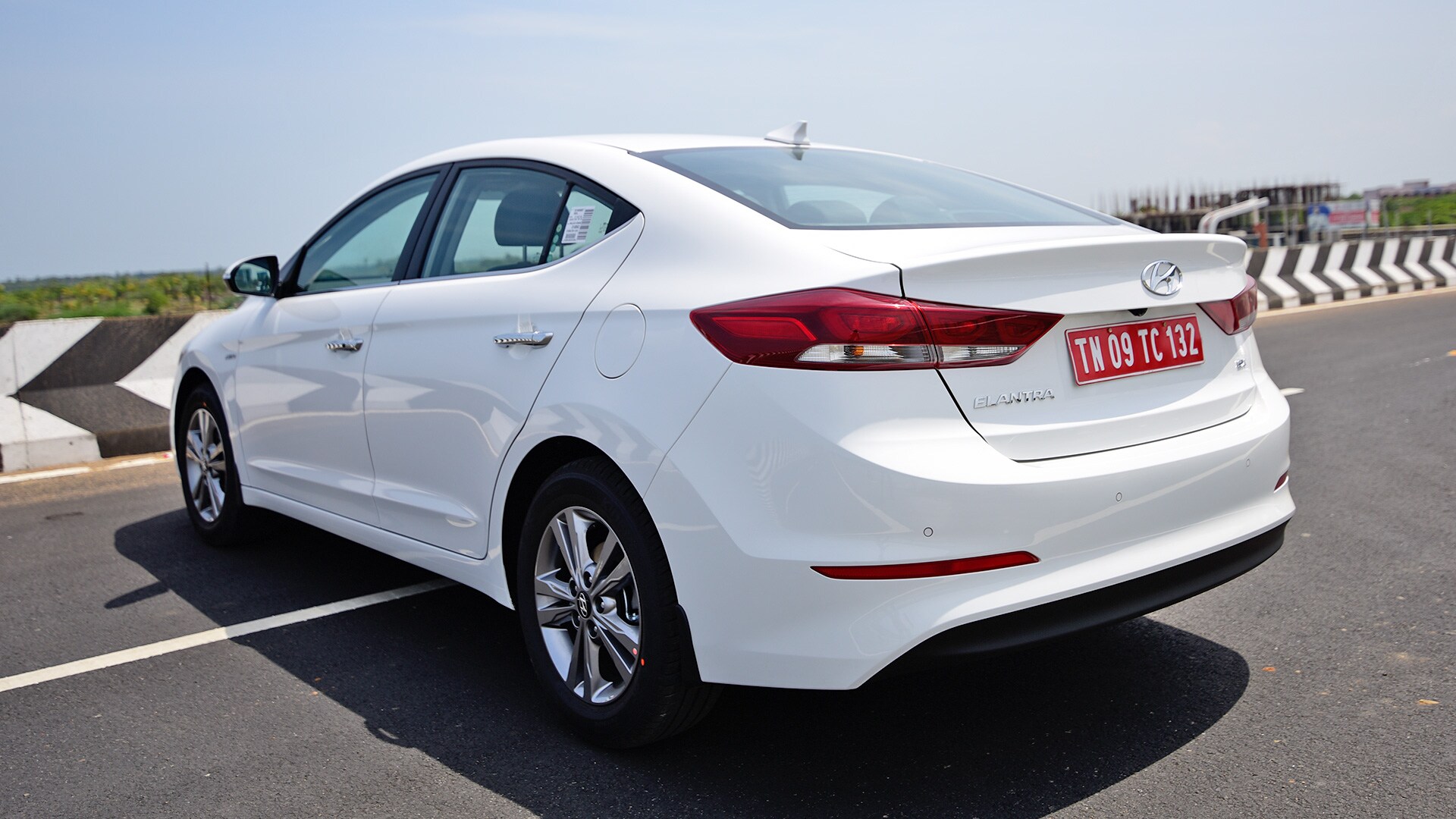 Hyundai Elantra 2016 2.0 Petrol SX (O)AT Exterior