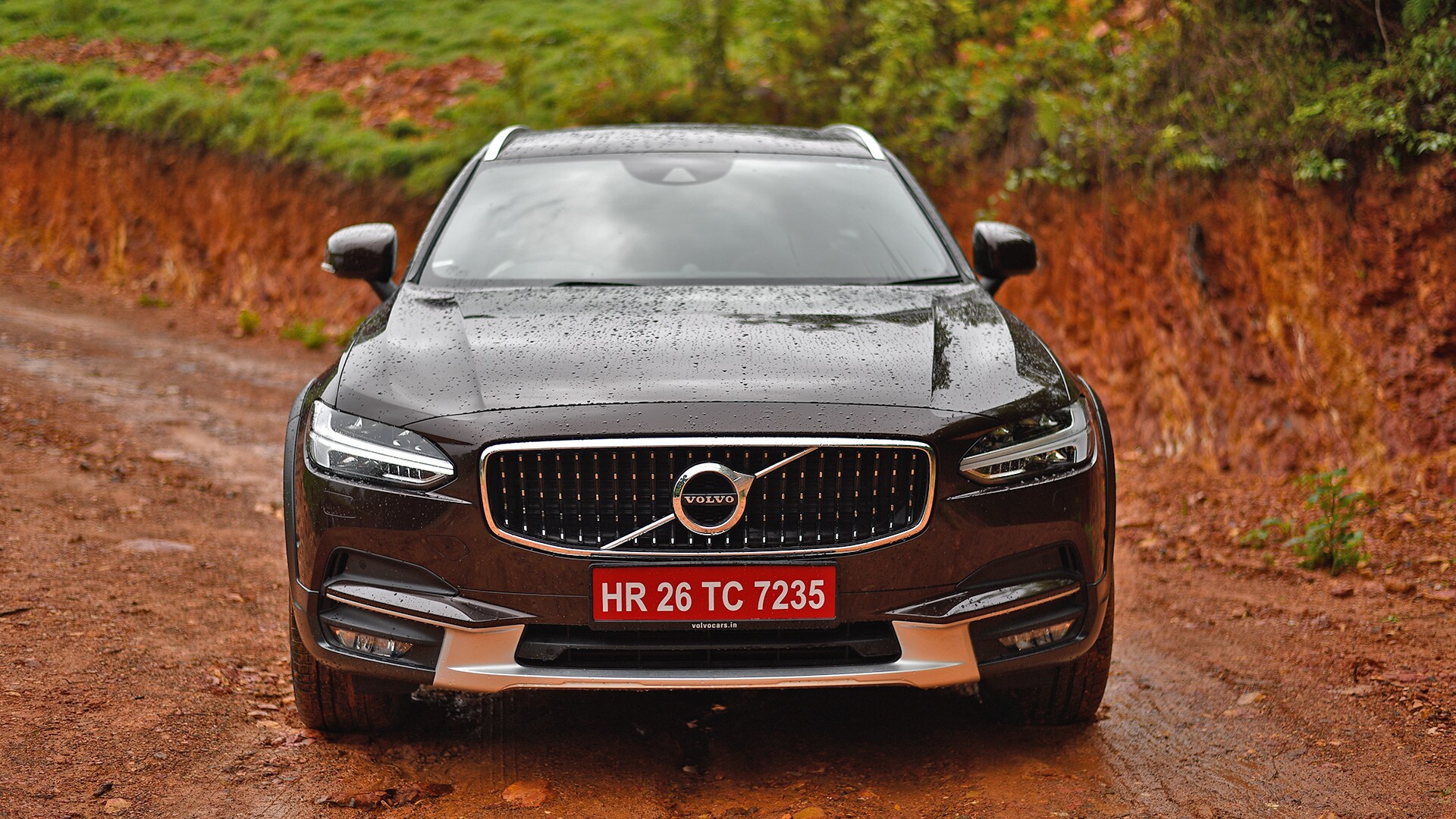 Volvo V90 Cross Country 2017 Diesel Std Compare