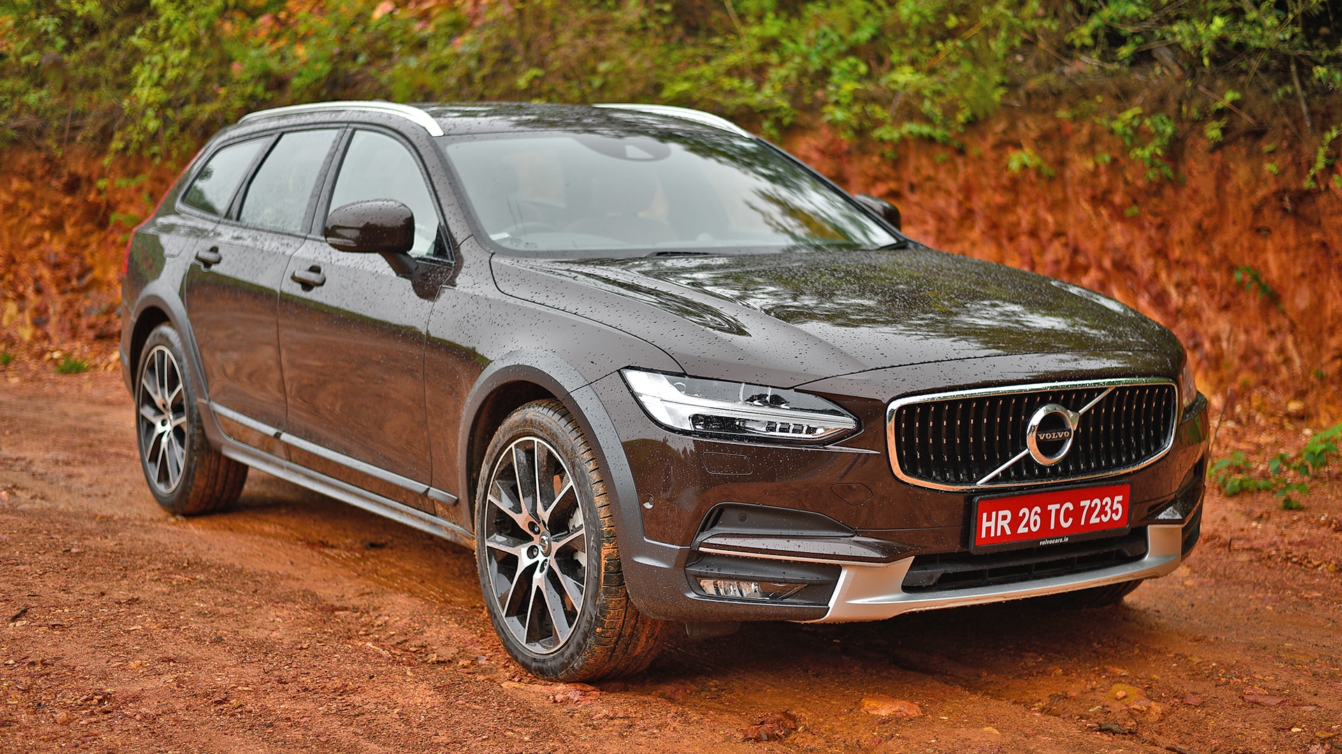 Volvo V90 Cross Country 2017 Diesel Std Compare