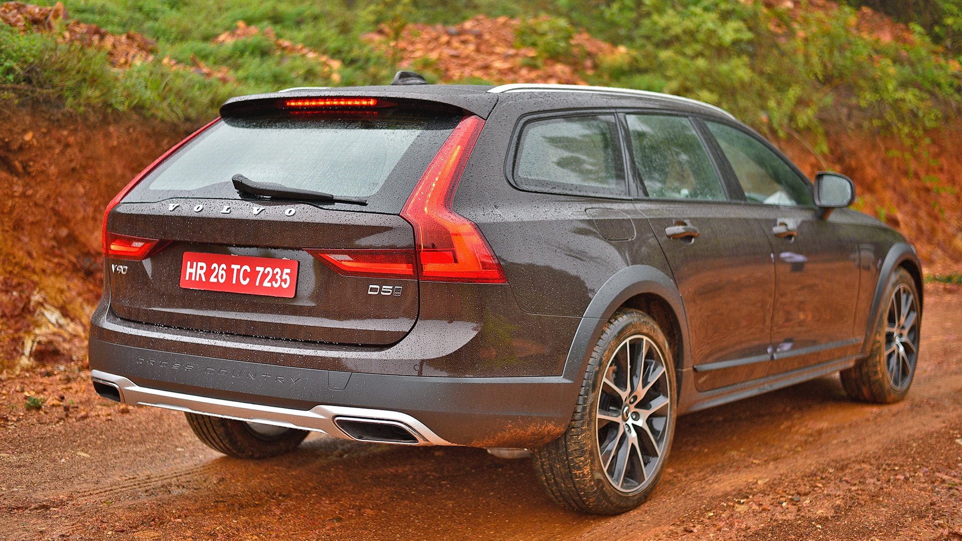 Volvo V90 Cross Country 2017 Diesel Std Compare