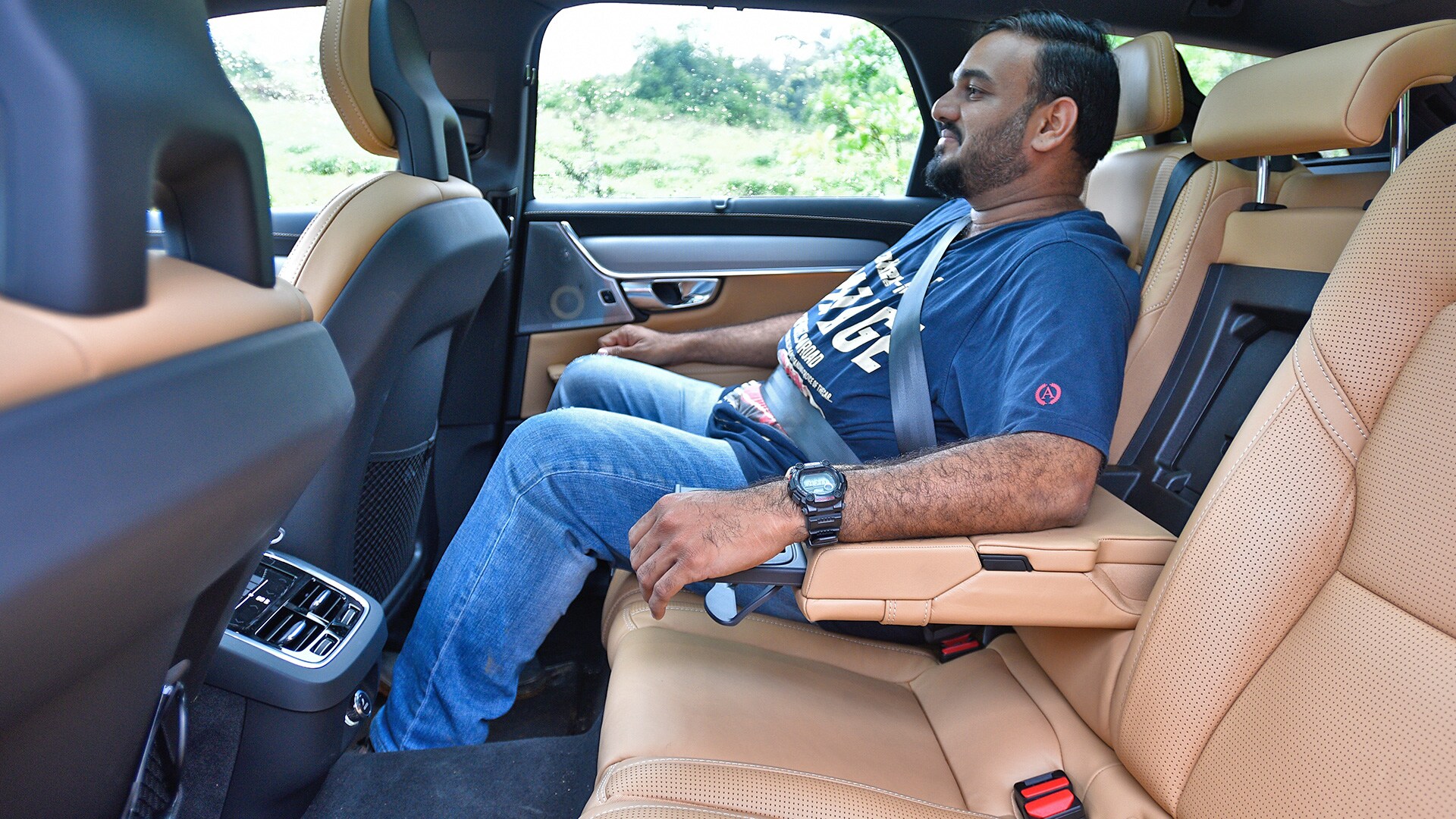 Volvo V90 Cross Country 2017 Diesel Std Compare