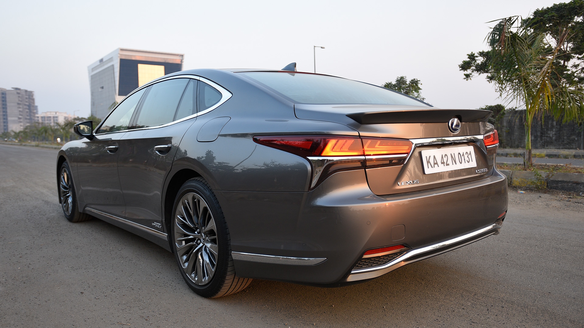 Lexus LS 500h 2018 Ultra Luxury Exterior