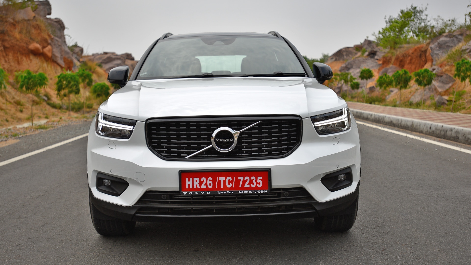 Volvo XC40 2018 D4 R Design Compare