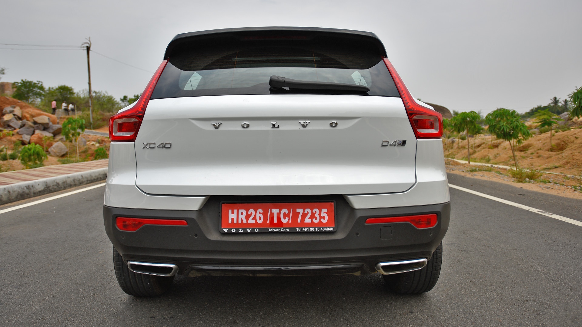 Volvo XC40 2018 D4 R Design Compare