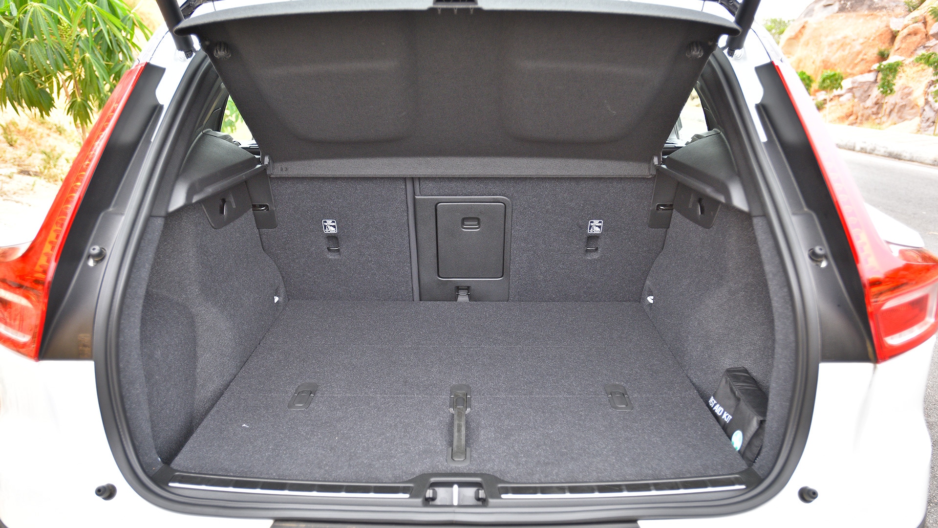 Volvo XC40 2018 D4 R Design Compare