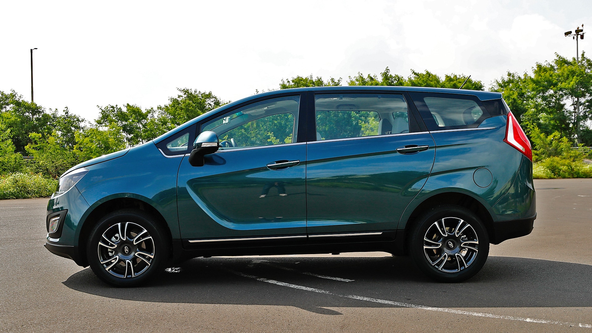 Mahindra Marazzo 2018 M8 Exterior