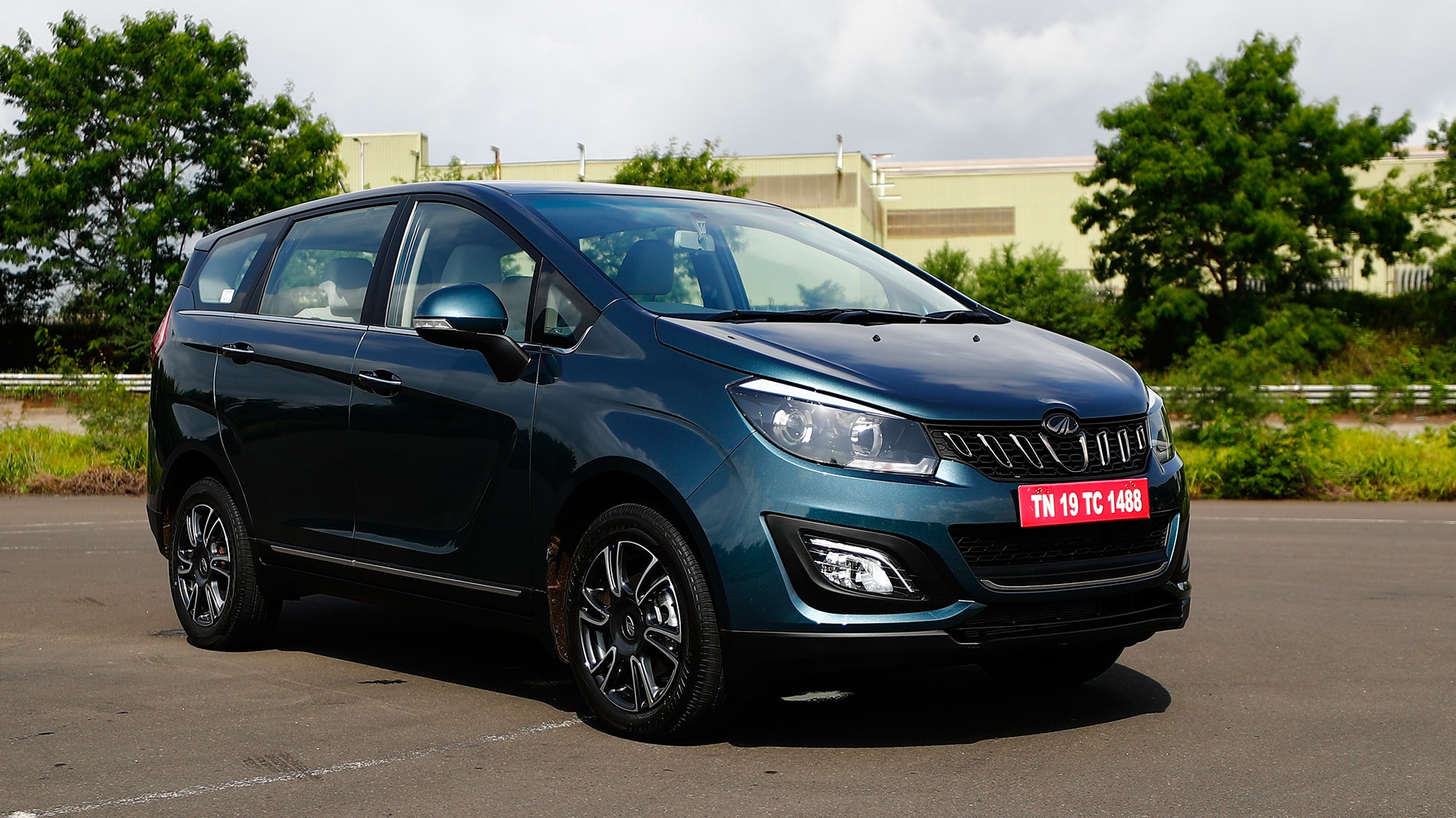 Mahindra Marazzo 2018 M8 Exterior