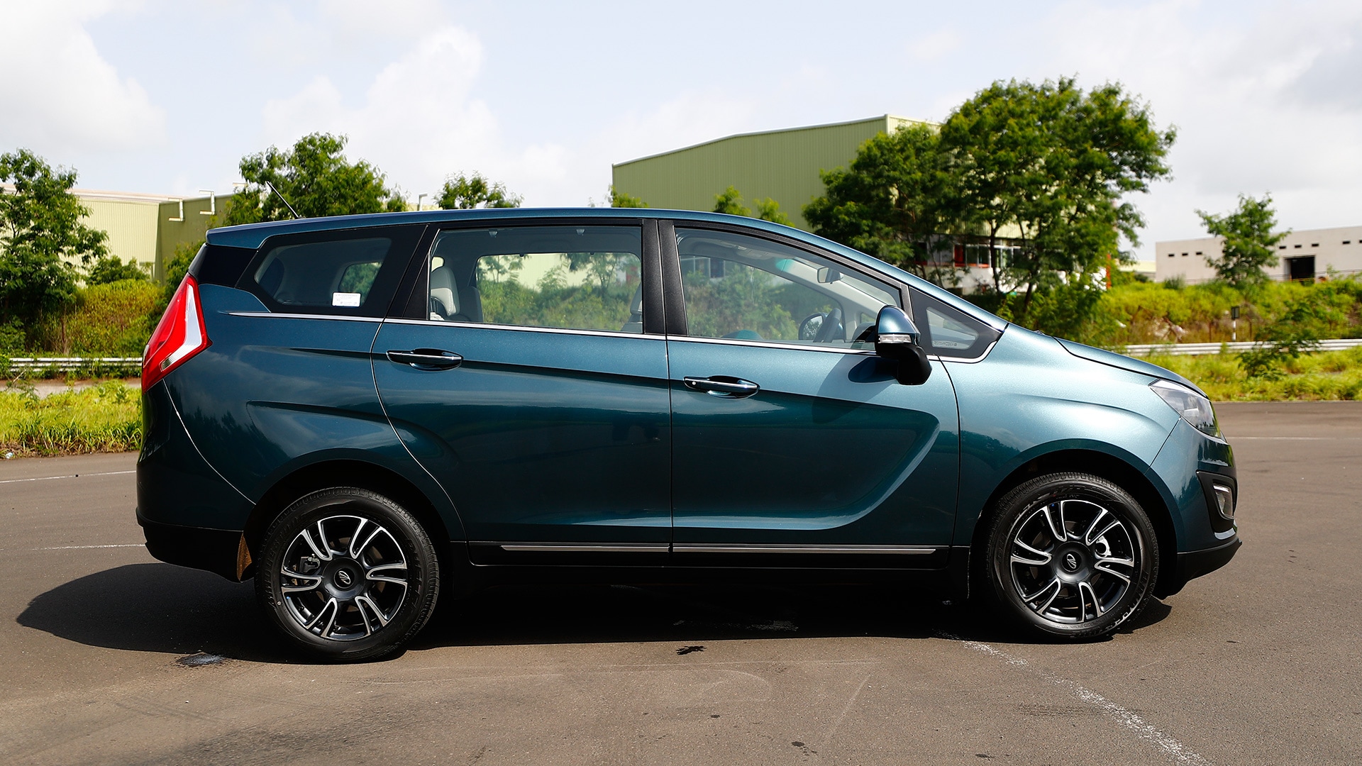 Mahindra Marazzo 2018 M8 Exterior