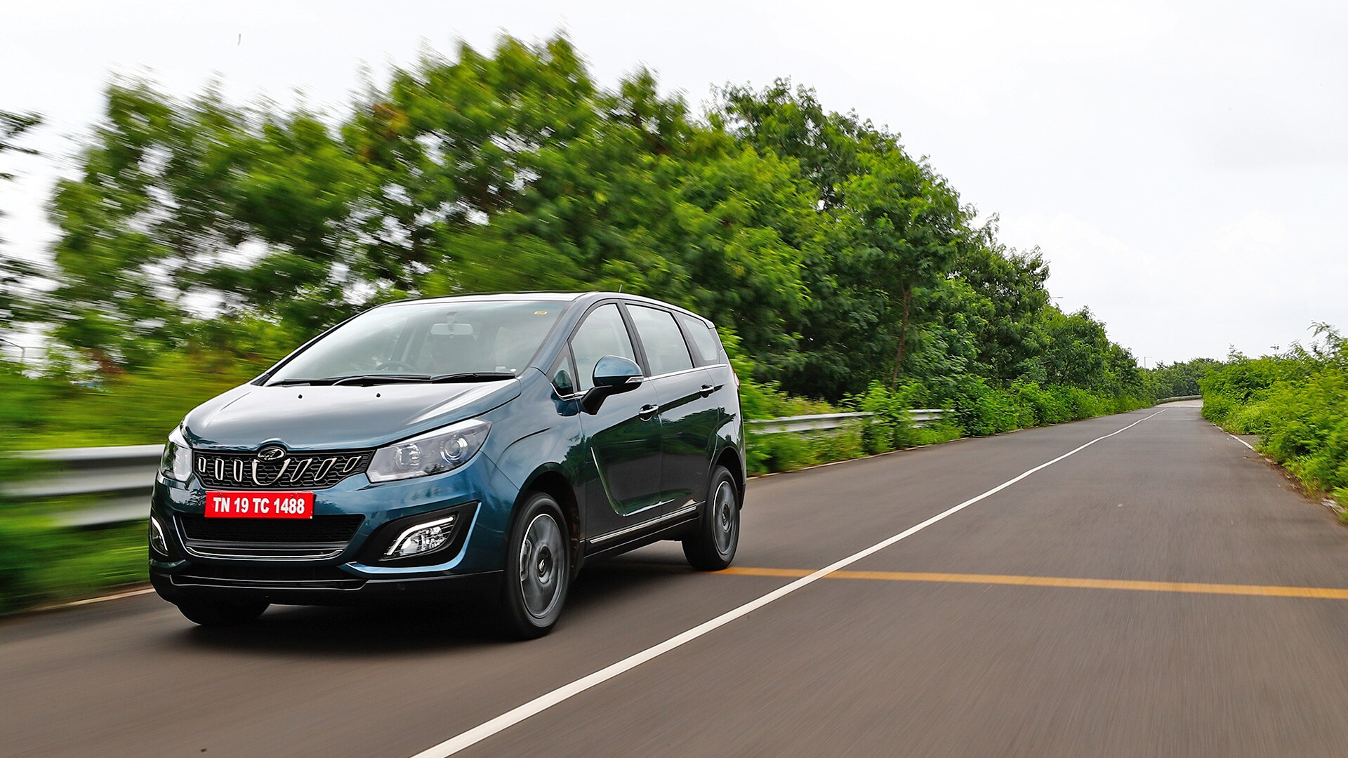 Mahindra Marazzo 2018 M8 Exterior