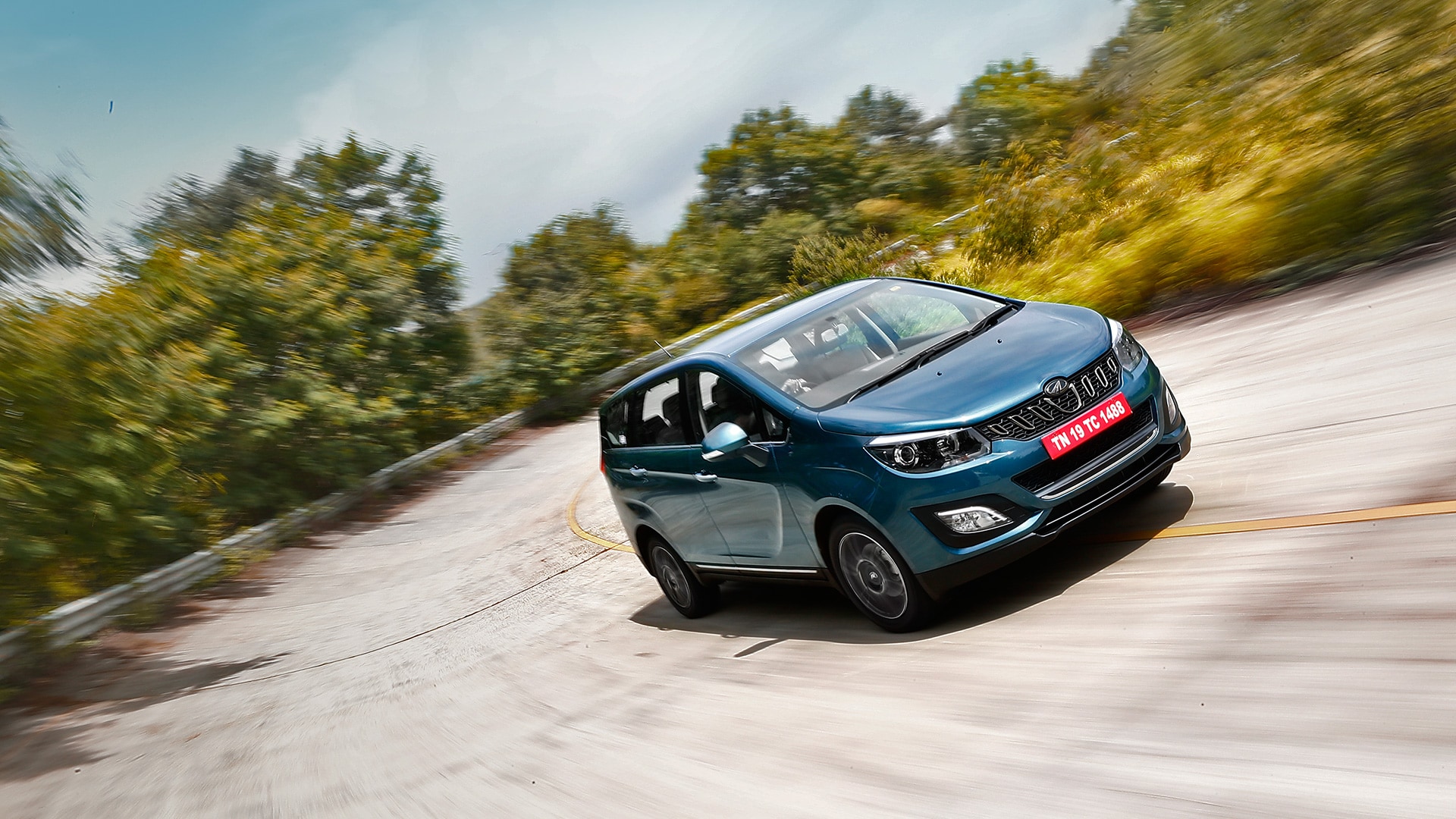 Mahindra Marazzo 2018 M8 Exterior