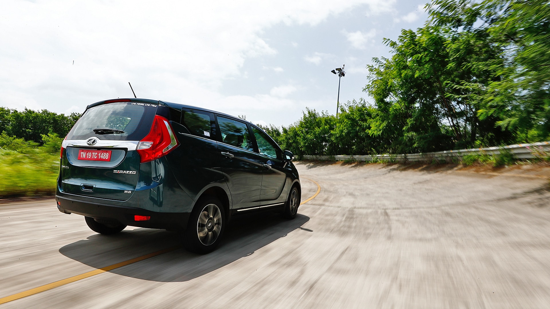 Mahindra Marazzo 2018 M8 Exterior
